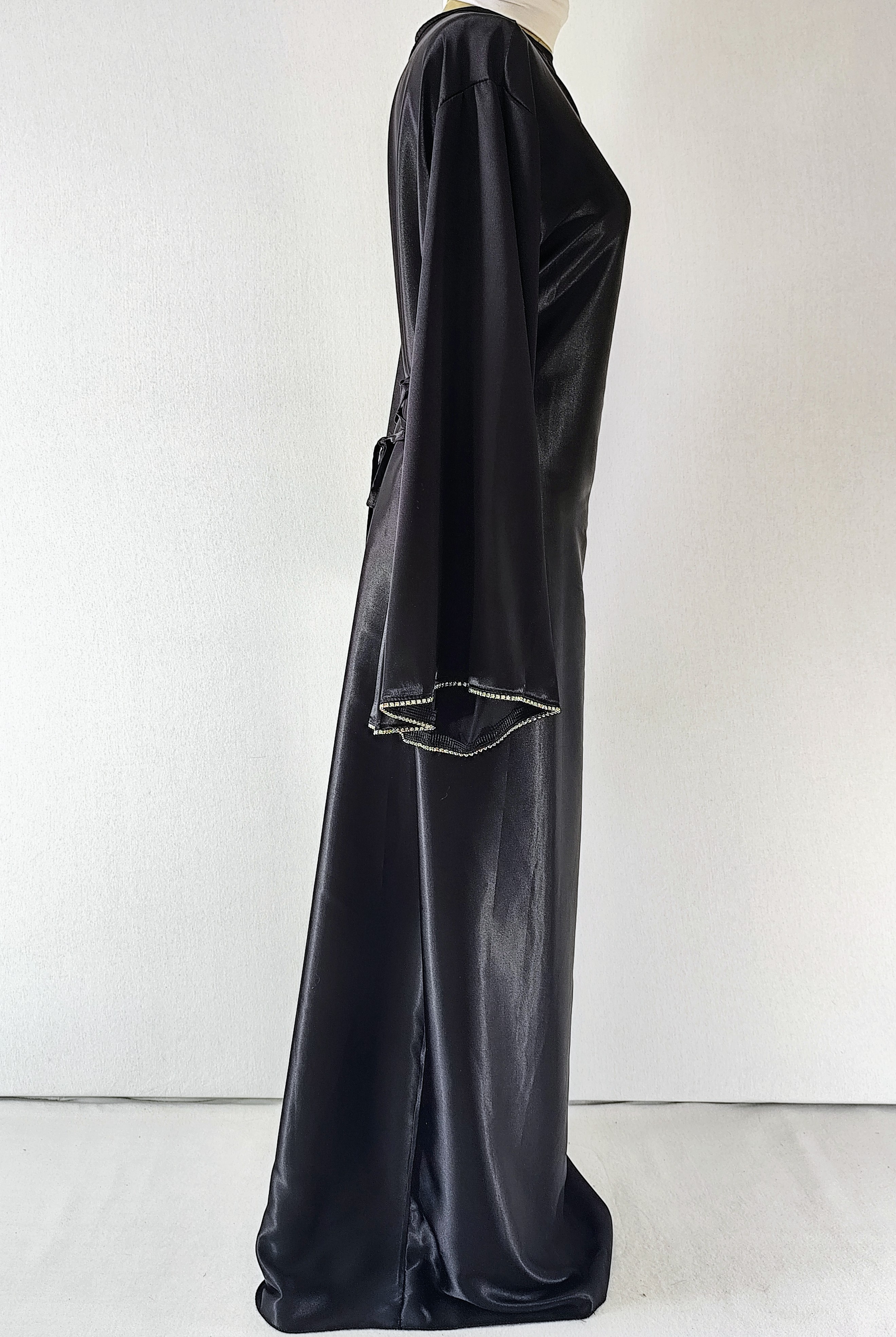 Abaya Élégante à Lacet & Strass – Style Dubaï Moderne