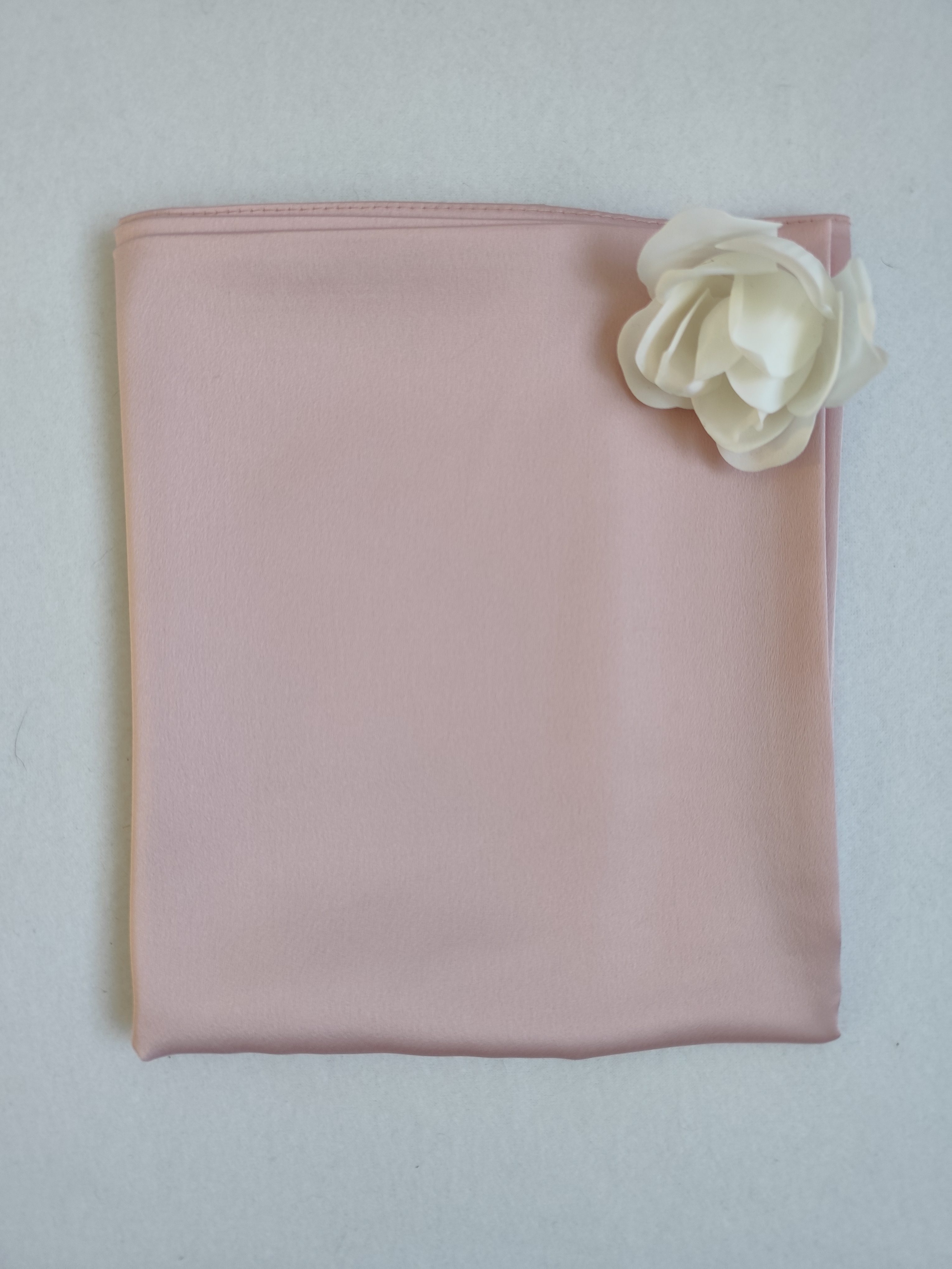 Hijab Satin Rose Pâle – Élégance Brillante et Douceur Absolue.