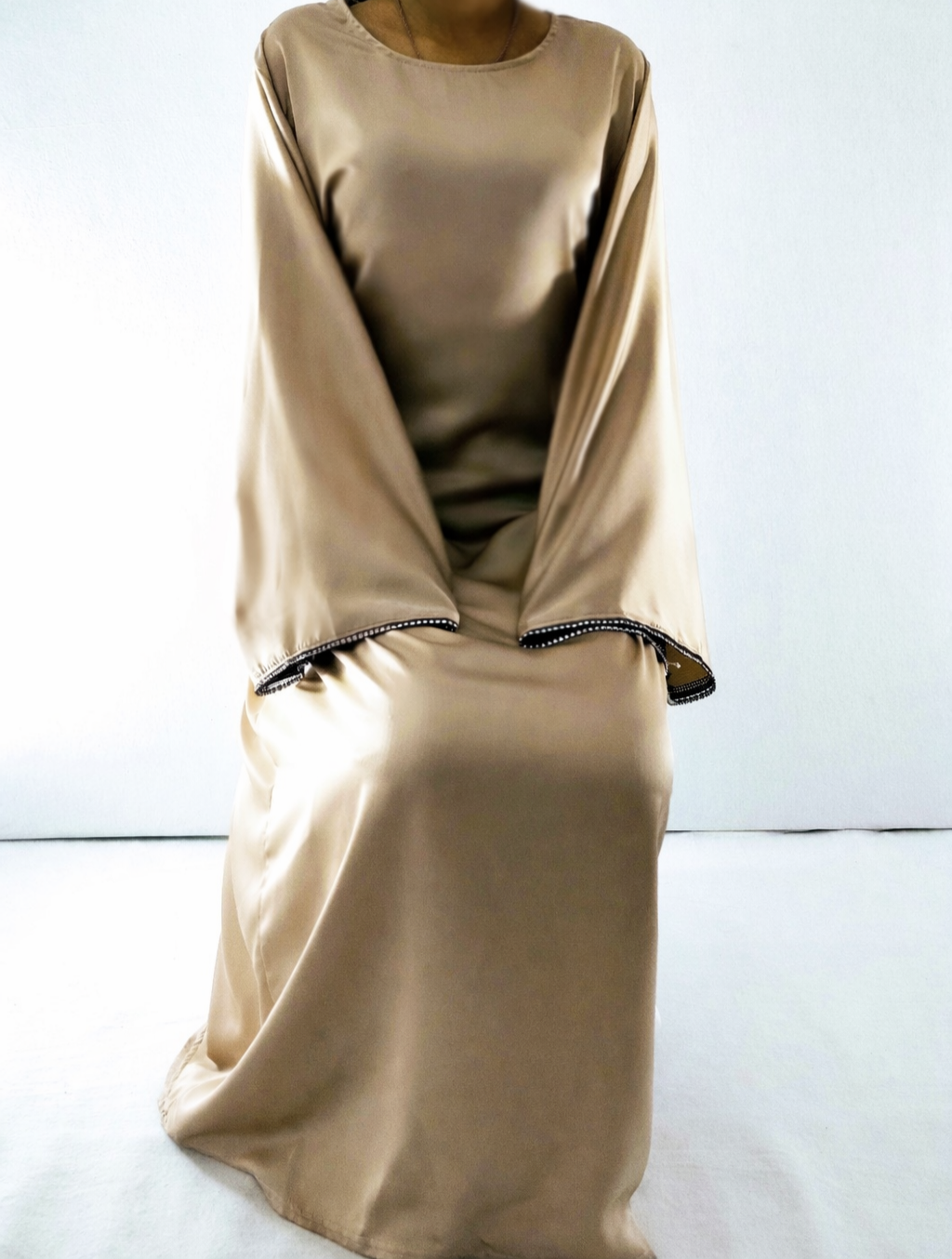 👉 Abaya Élégante à Lacet & Strass – Style Dubaï Moderne