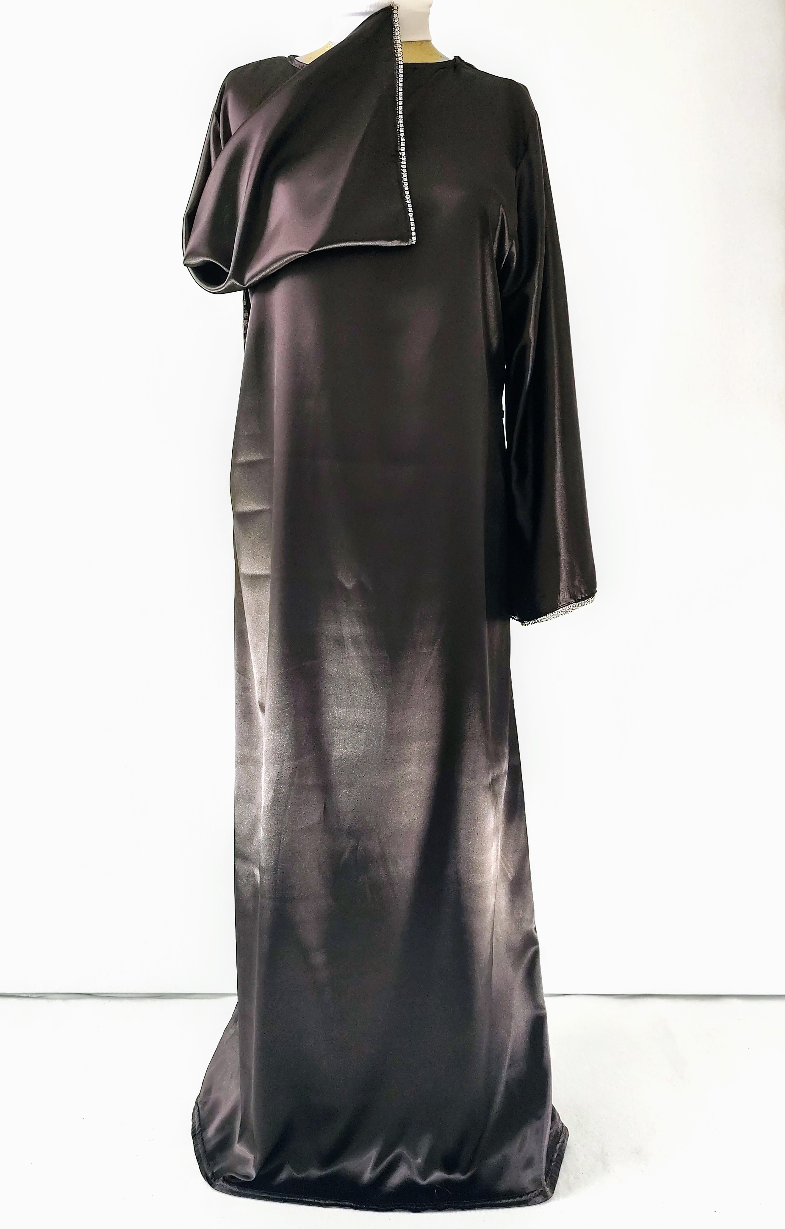 Robe longue marron foncé avec manches longues