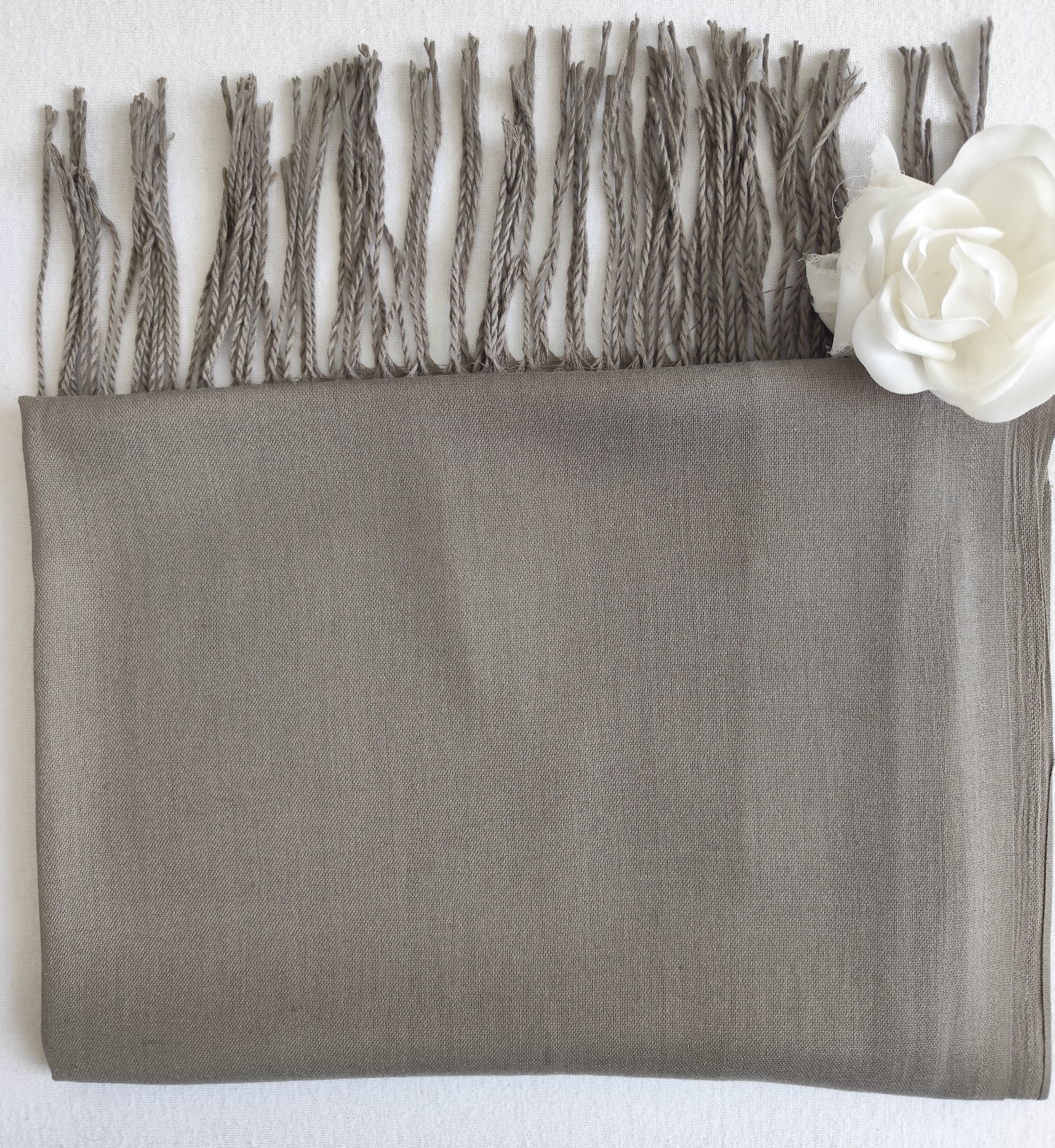 Voiles Pashmina de couleur beige taupe avec franges