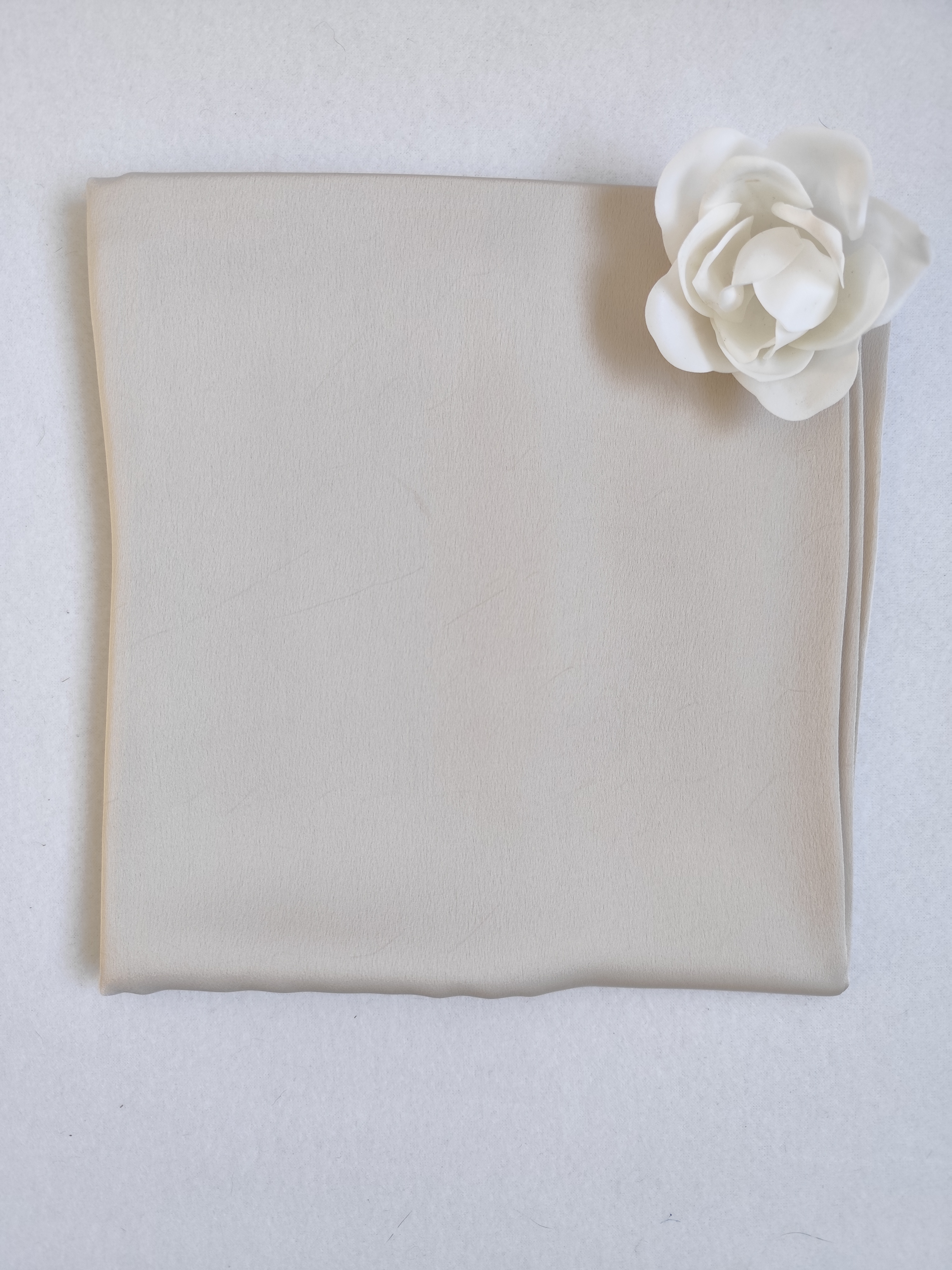 Voile satin de couleur blanc cassé