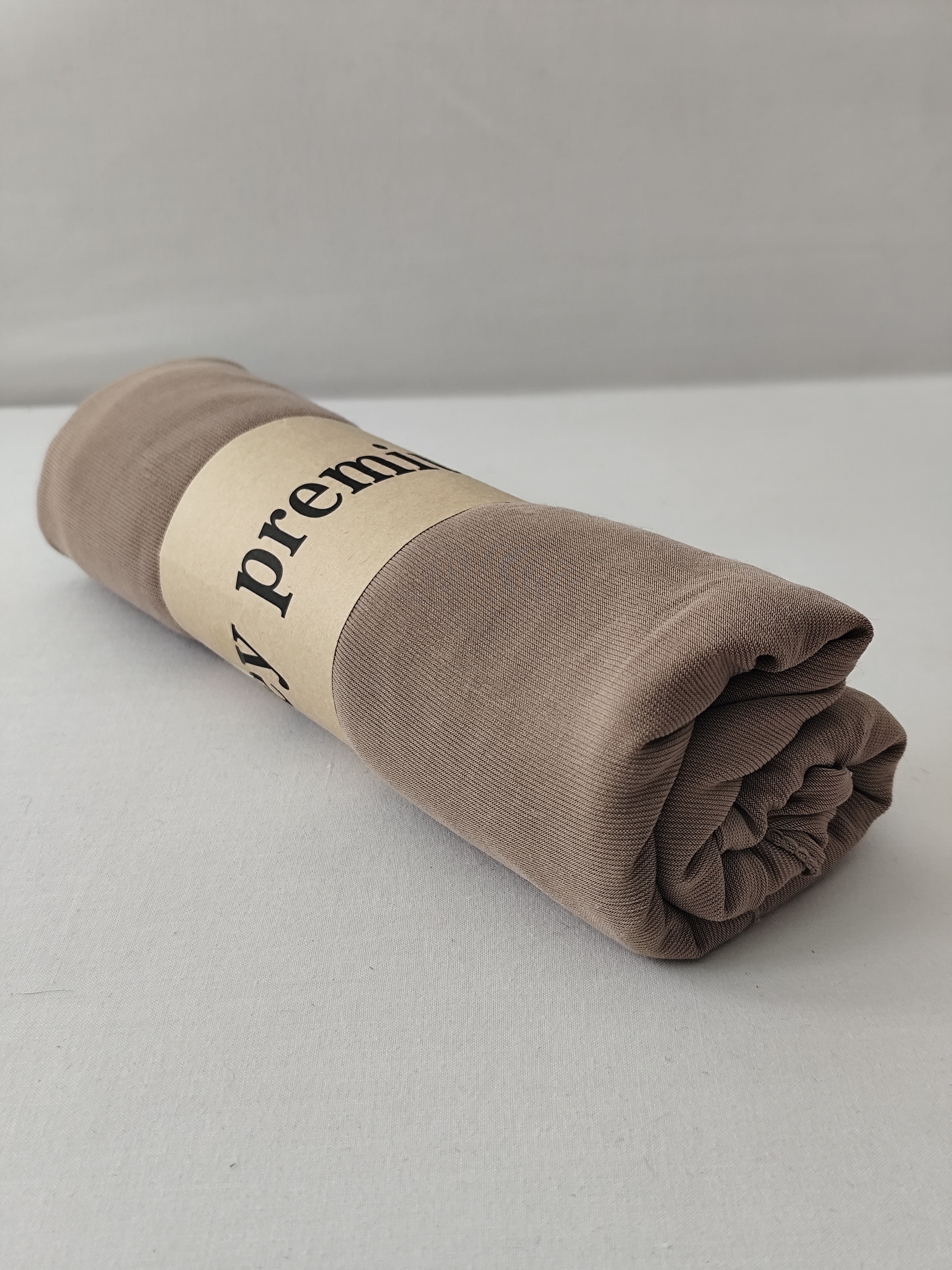 Hijab en Jersey Premium Taupe – Élégance Naturelle et Confort Au Quotidien.