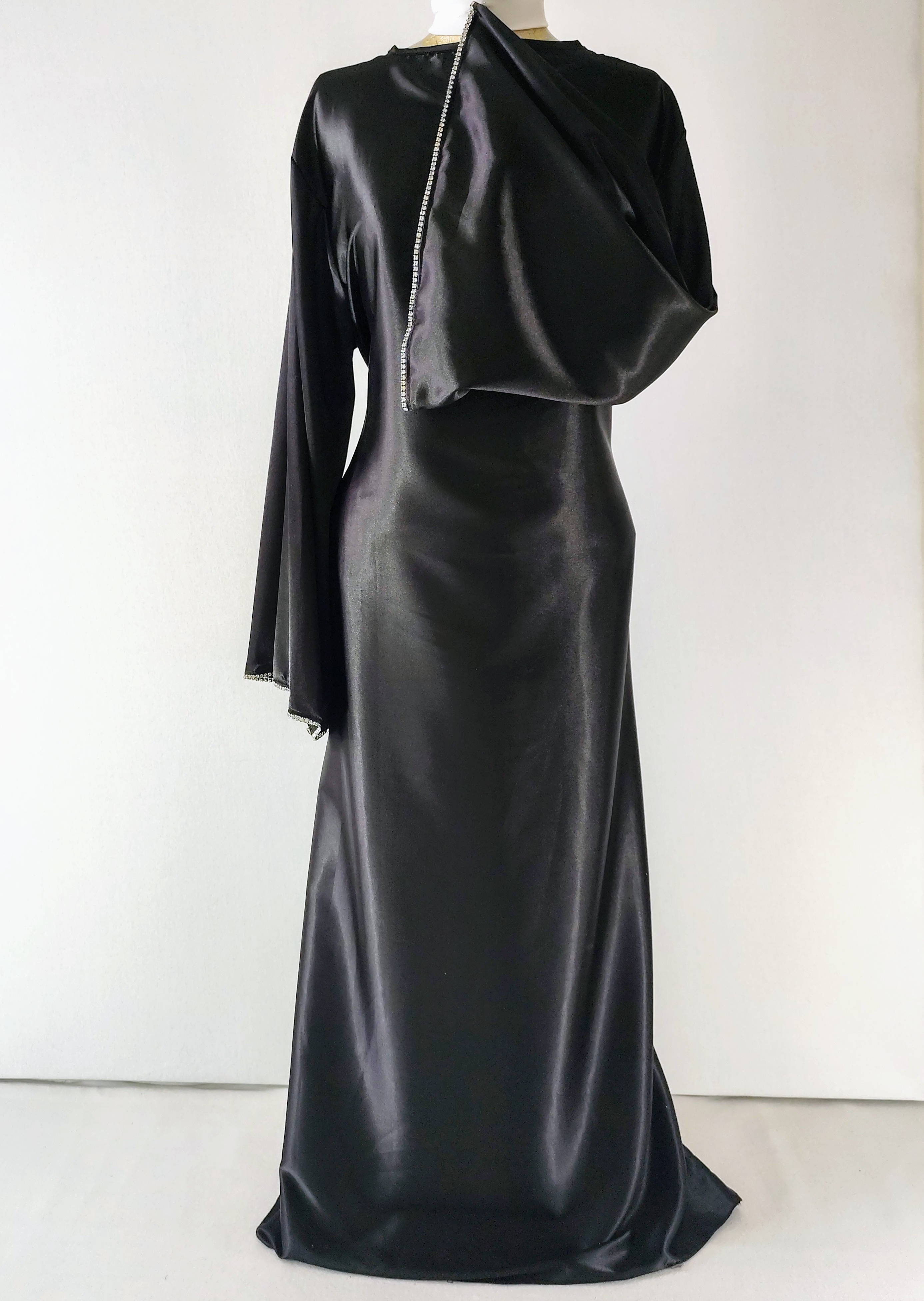 Robe longue noir avec manches longues