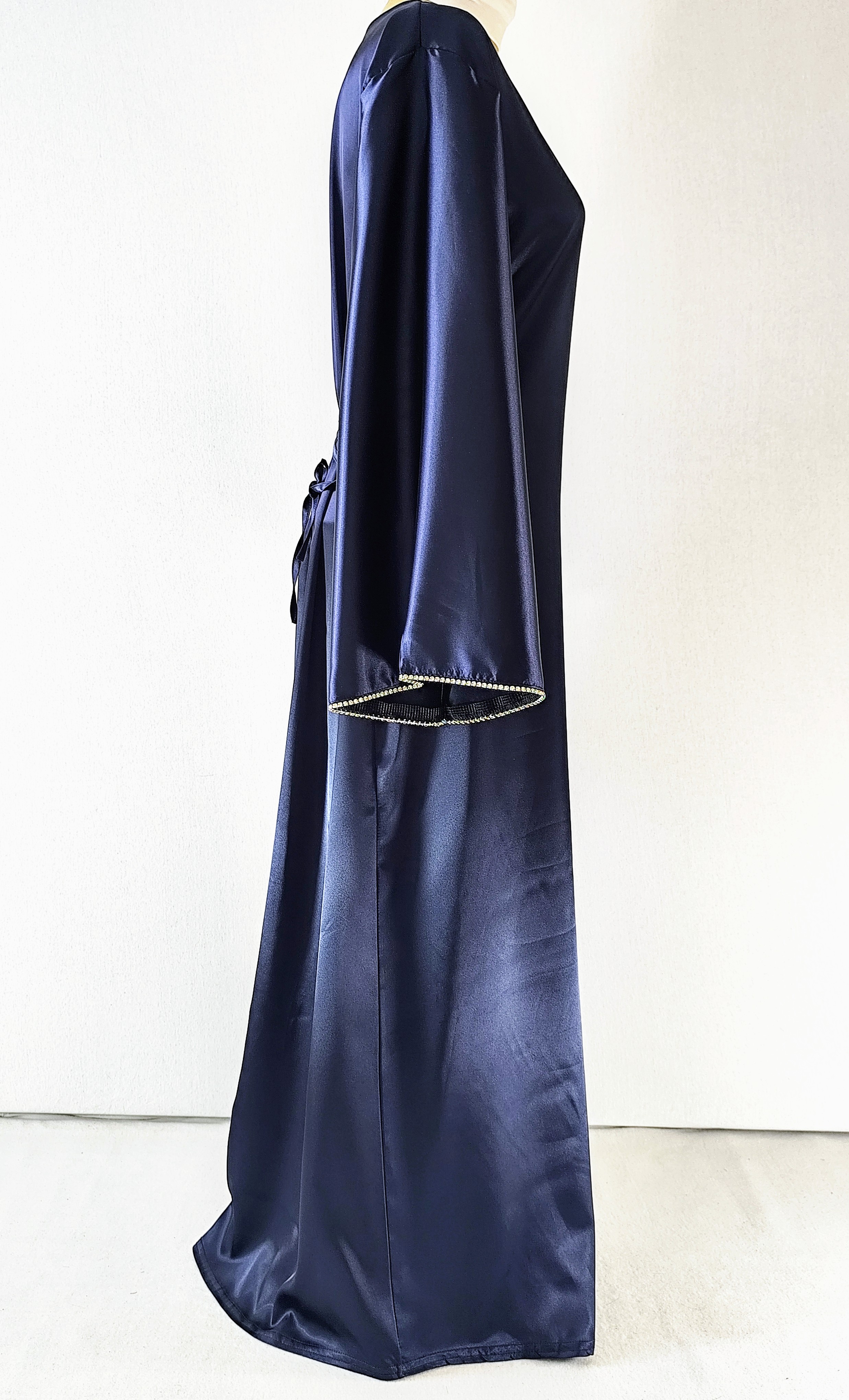 Abaya Élégante à Lacet & Strass – Style Dubaï Moderne