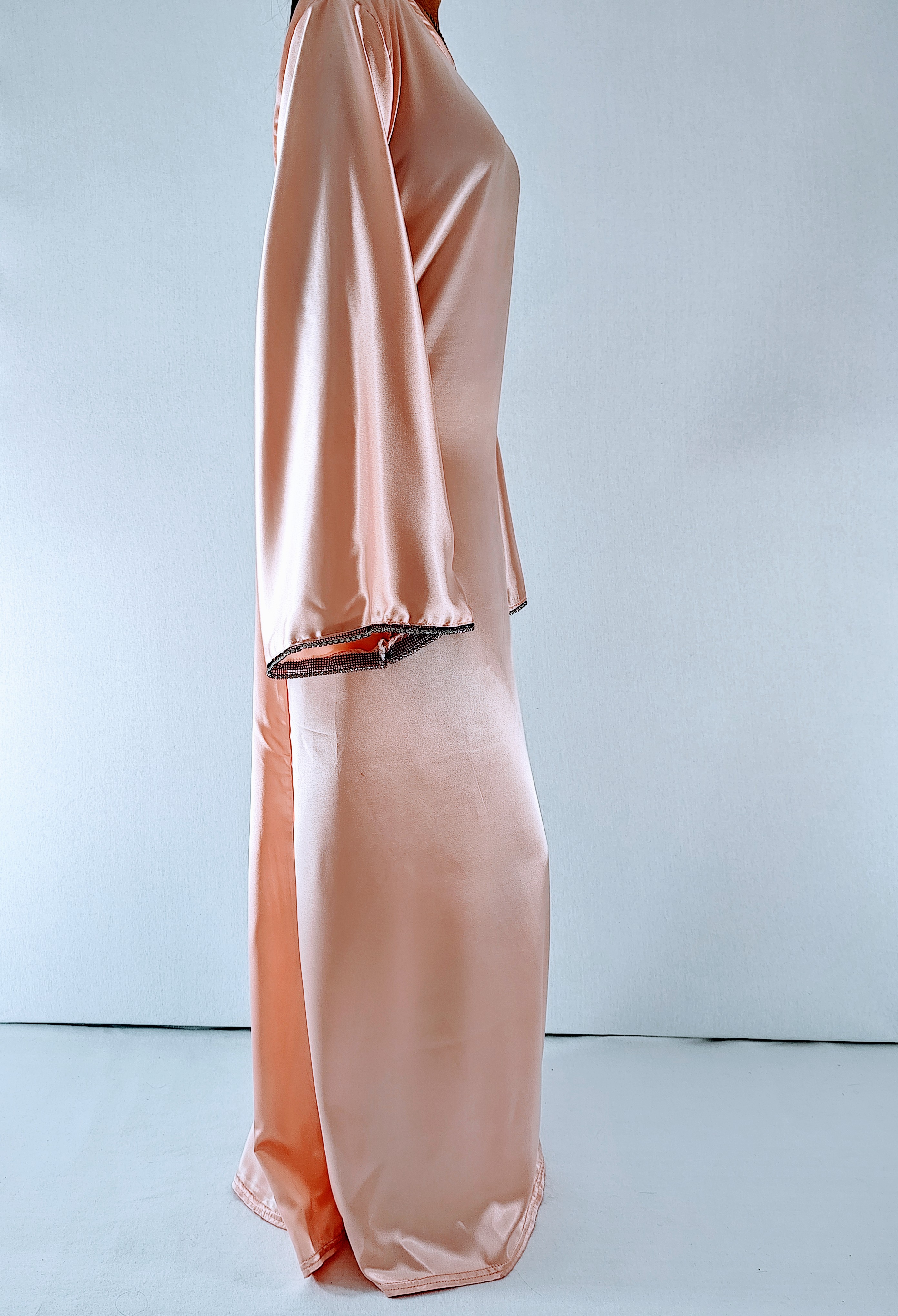 Abaya Élégante à Lacet & Strass – Style Dubaï Moderne