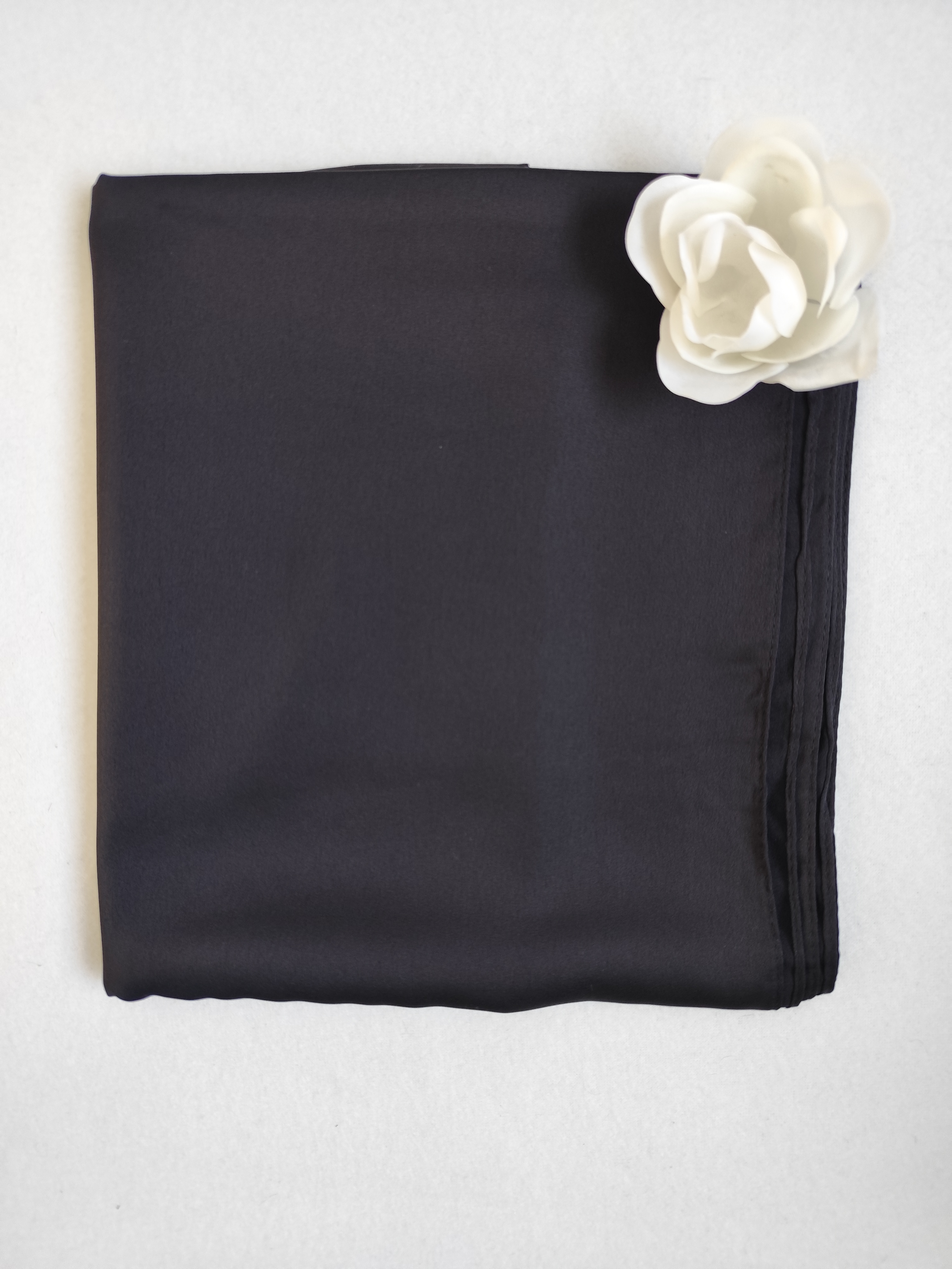 Voile en satin de couleur noir
