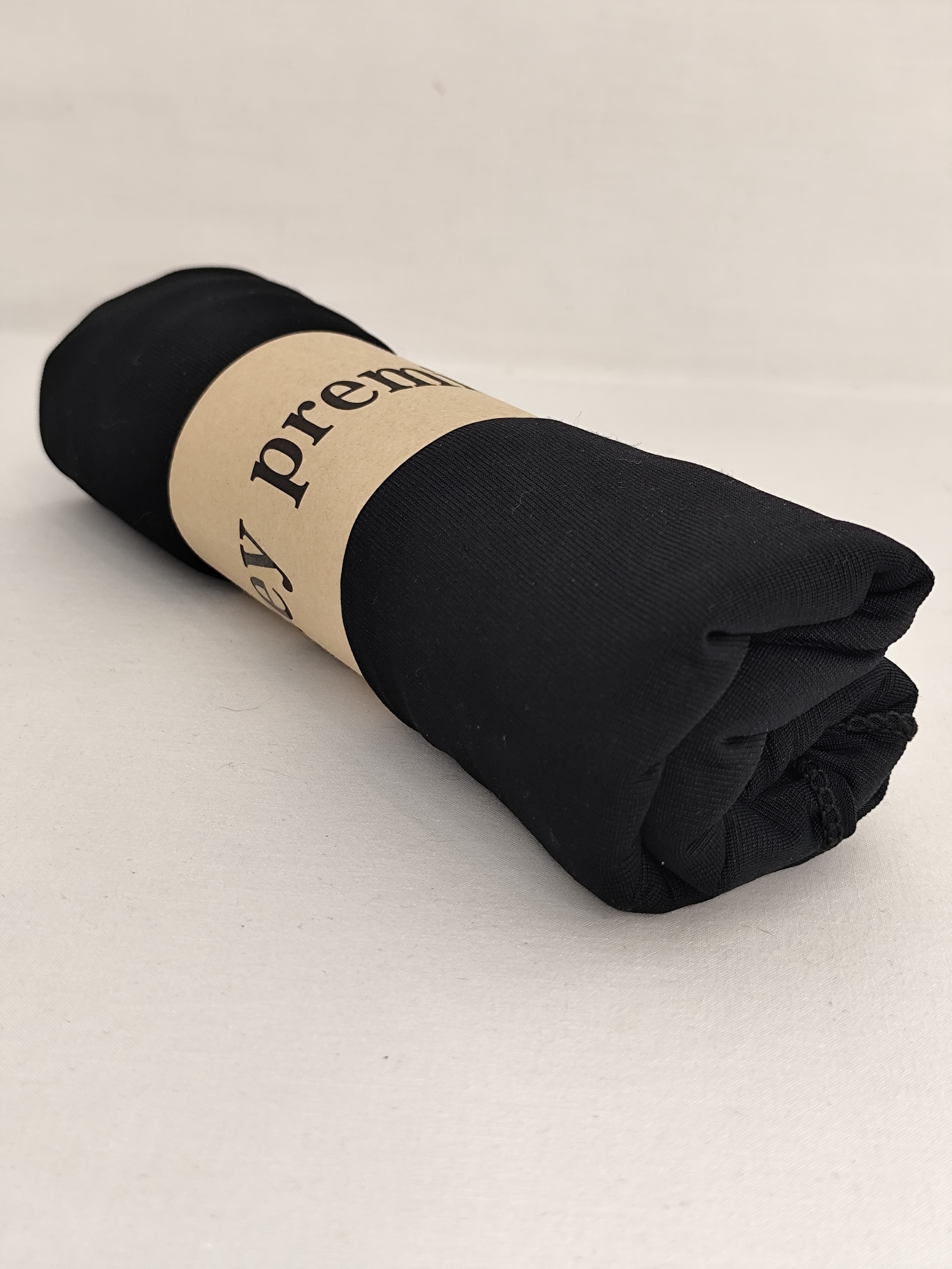 Hijab en Jersey Premium Noir – Élégance Intemporelle et Confort Optimal.