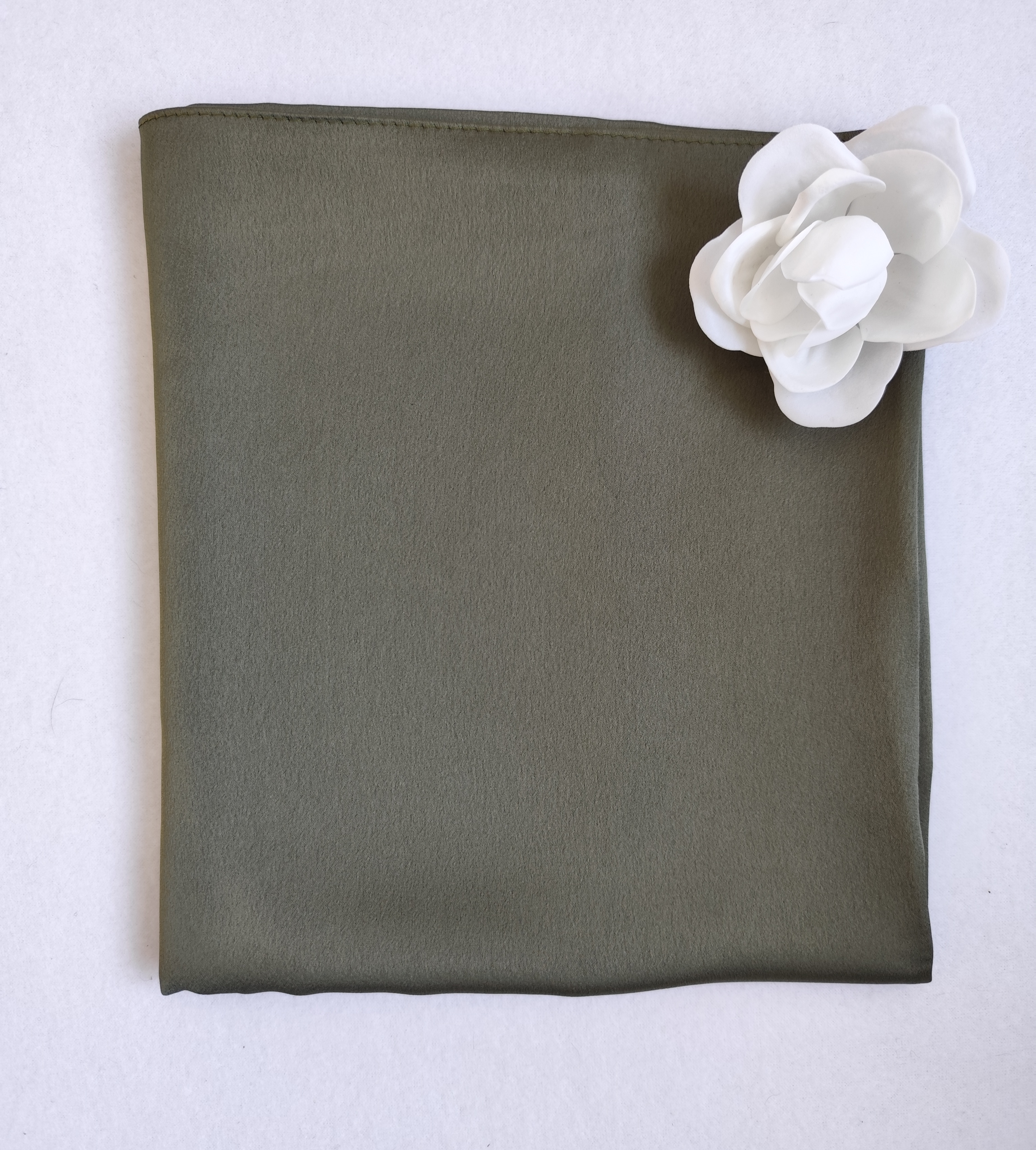 Voile satin de couleur vert olive