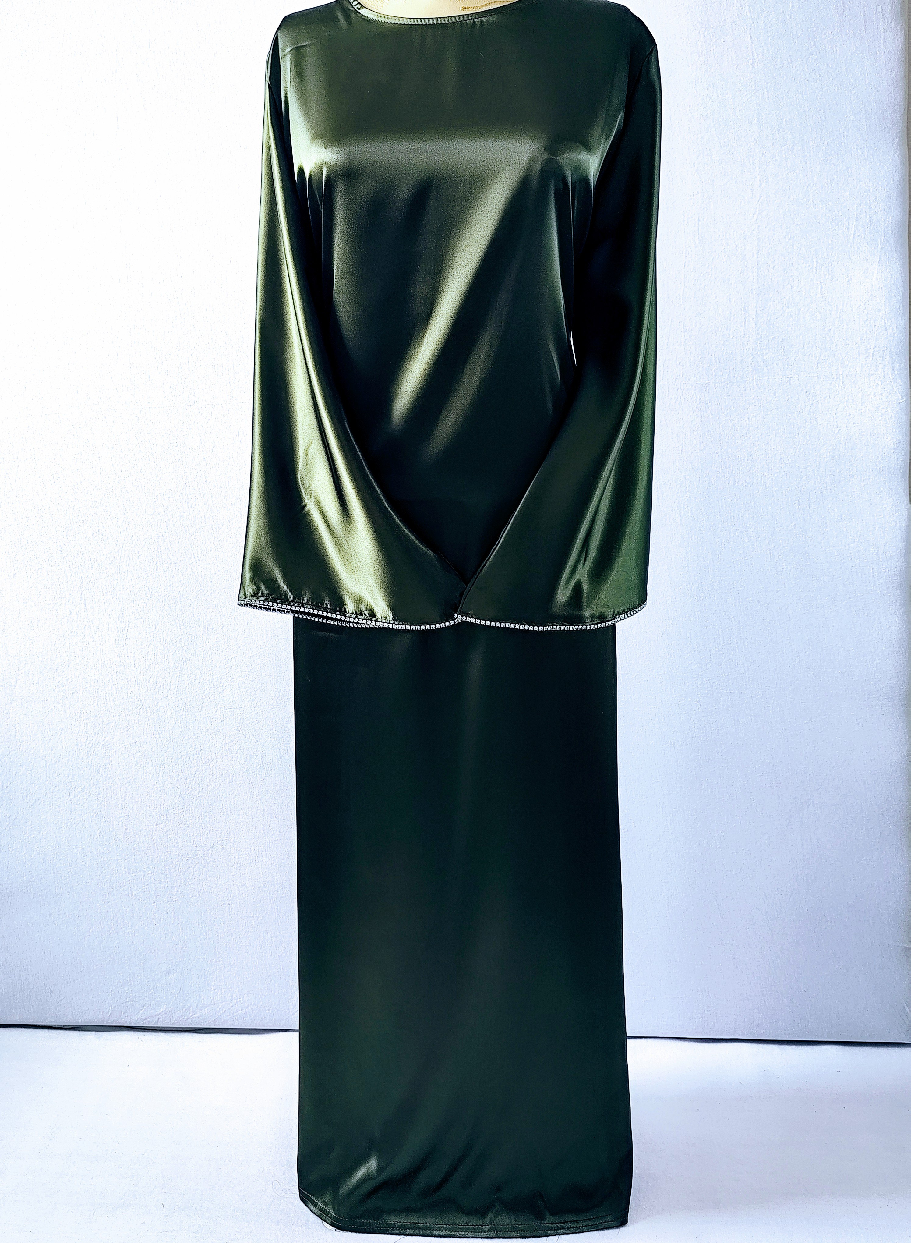 Robe longue vert foncé avec manches longues.