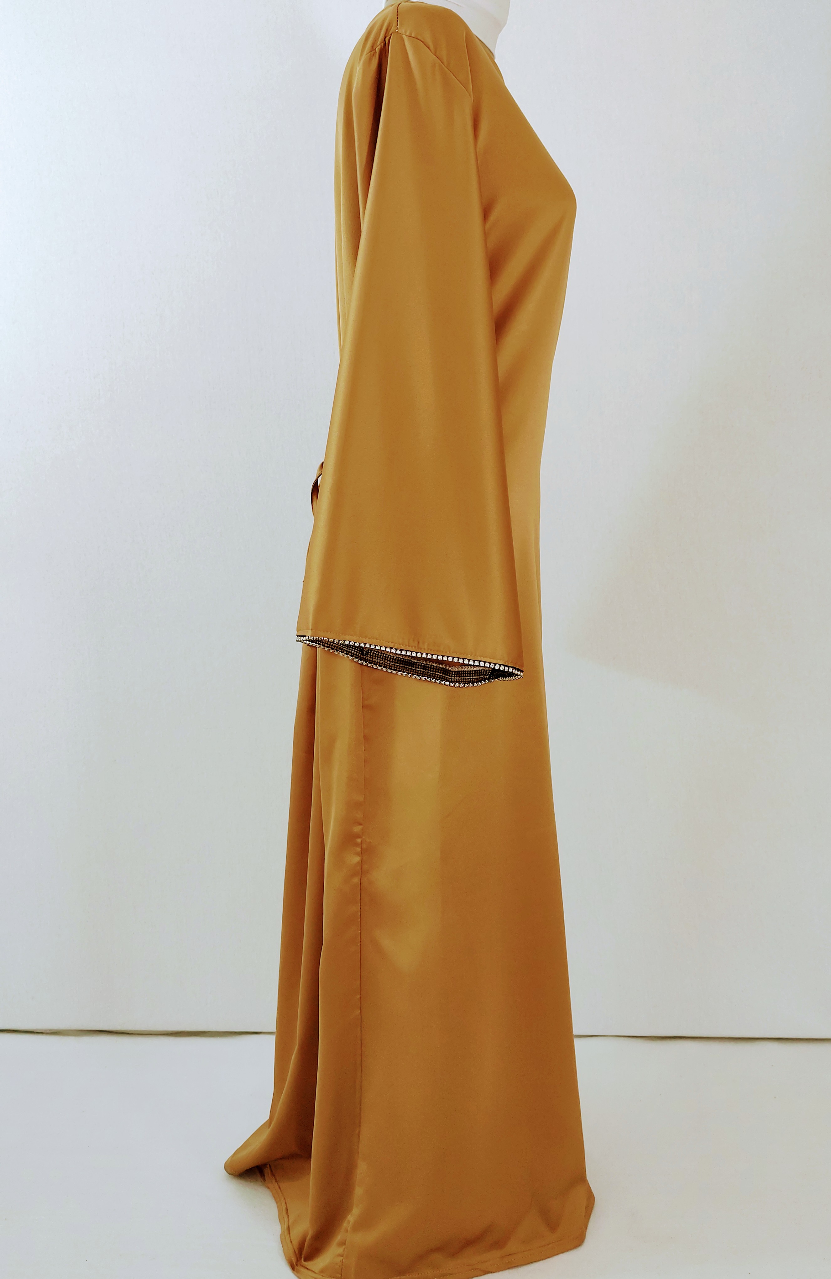 👉 Abaya Élégante à Lacet & Strass – Style Dubaï Moderne