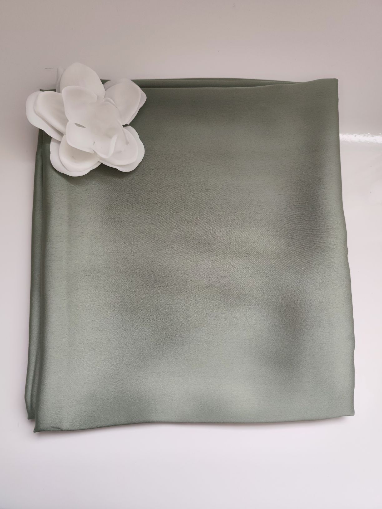 Voile en satin de couleur vert
