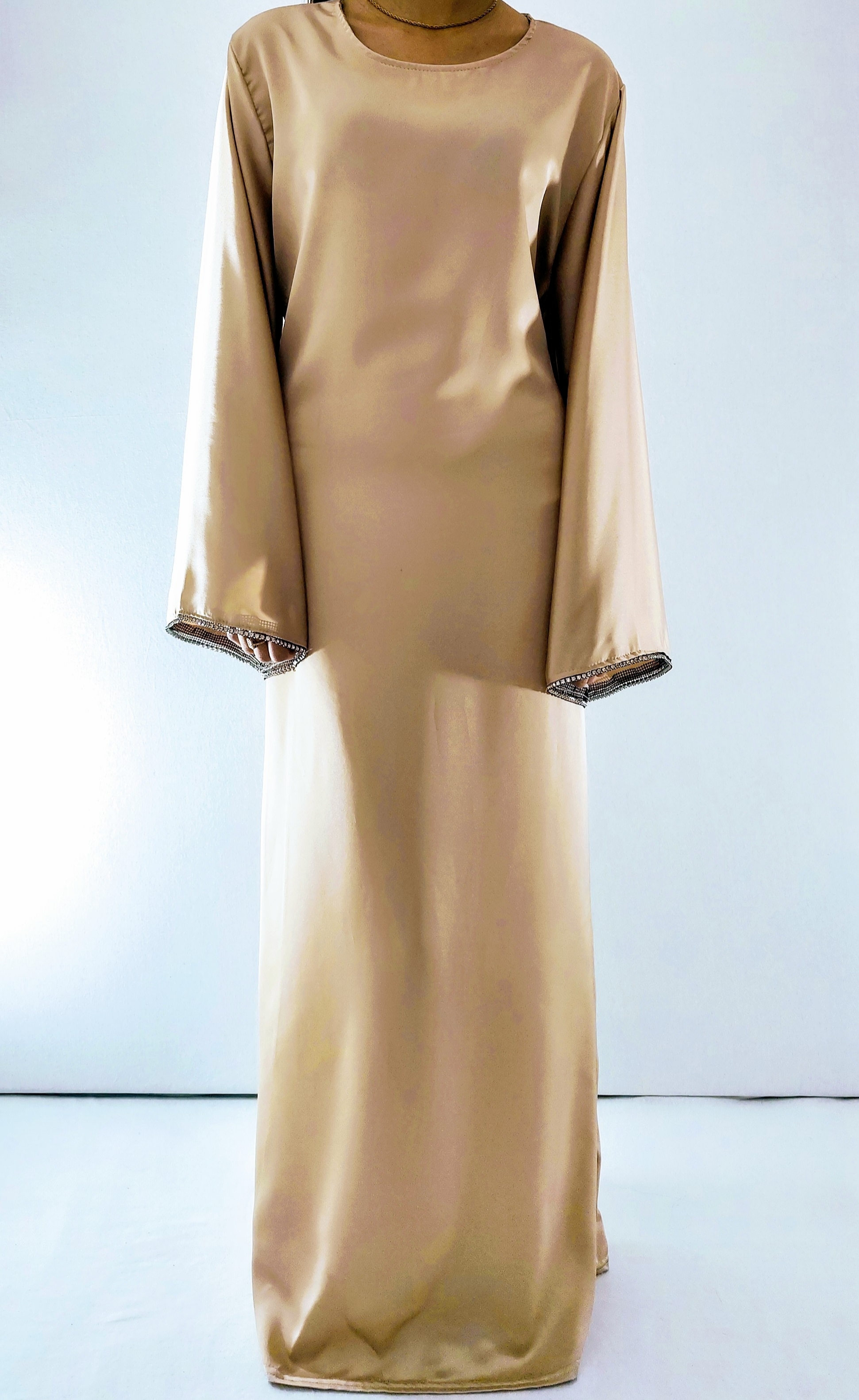 Robe longue beige avec manches longues
