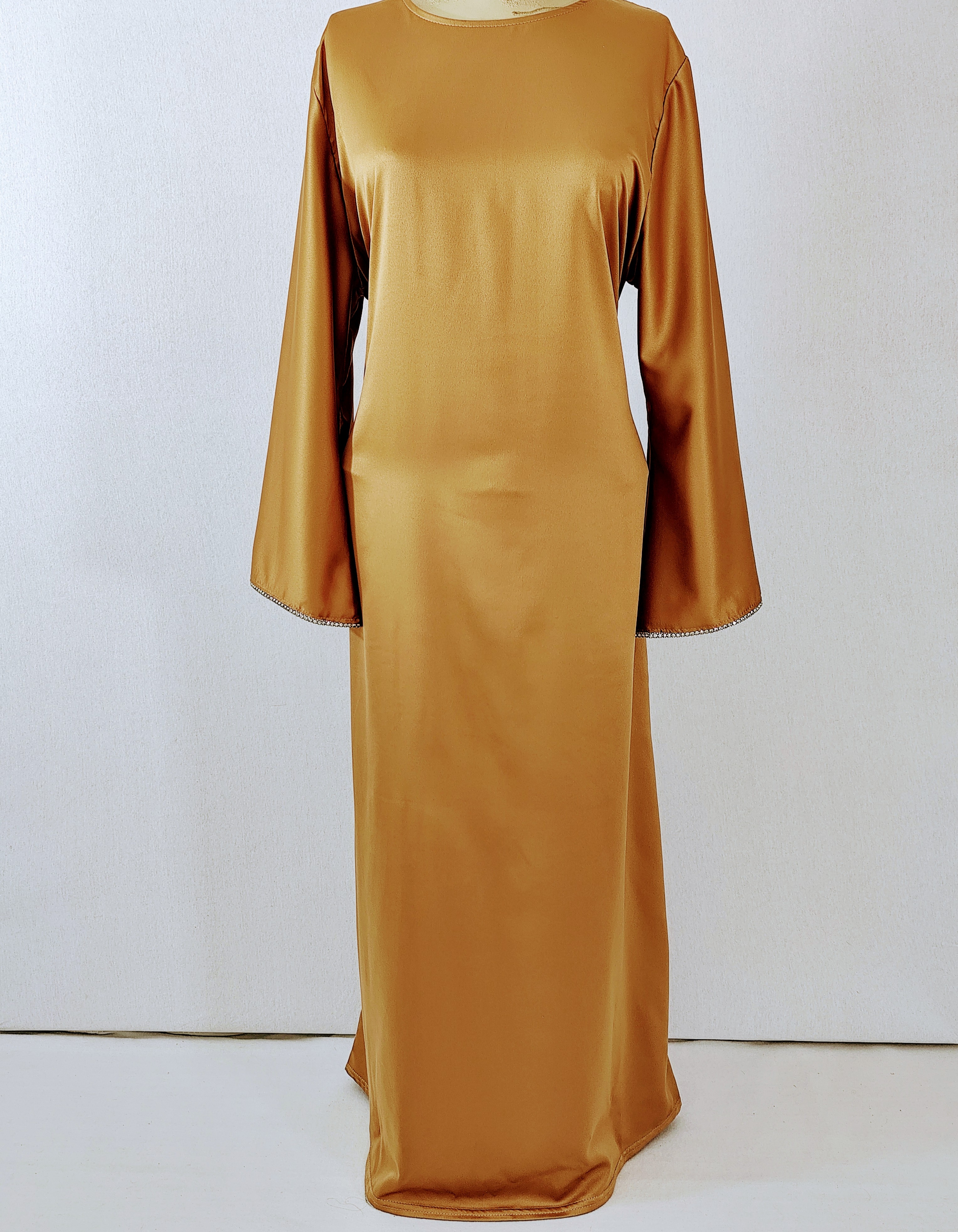 Robe longue moutarde avec manches longues.