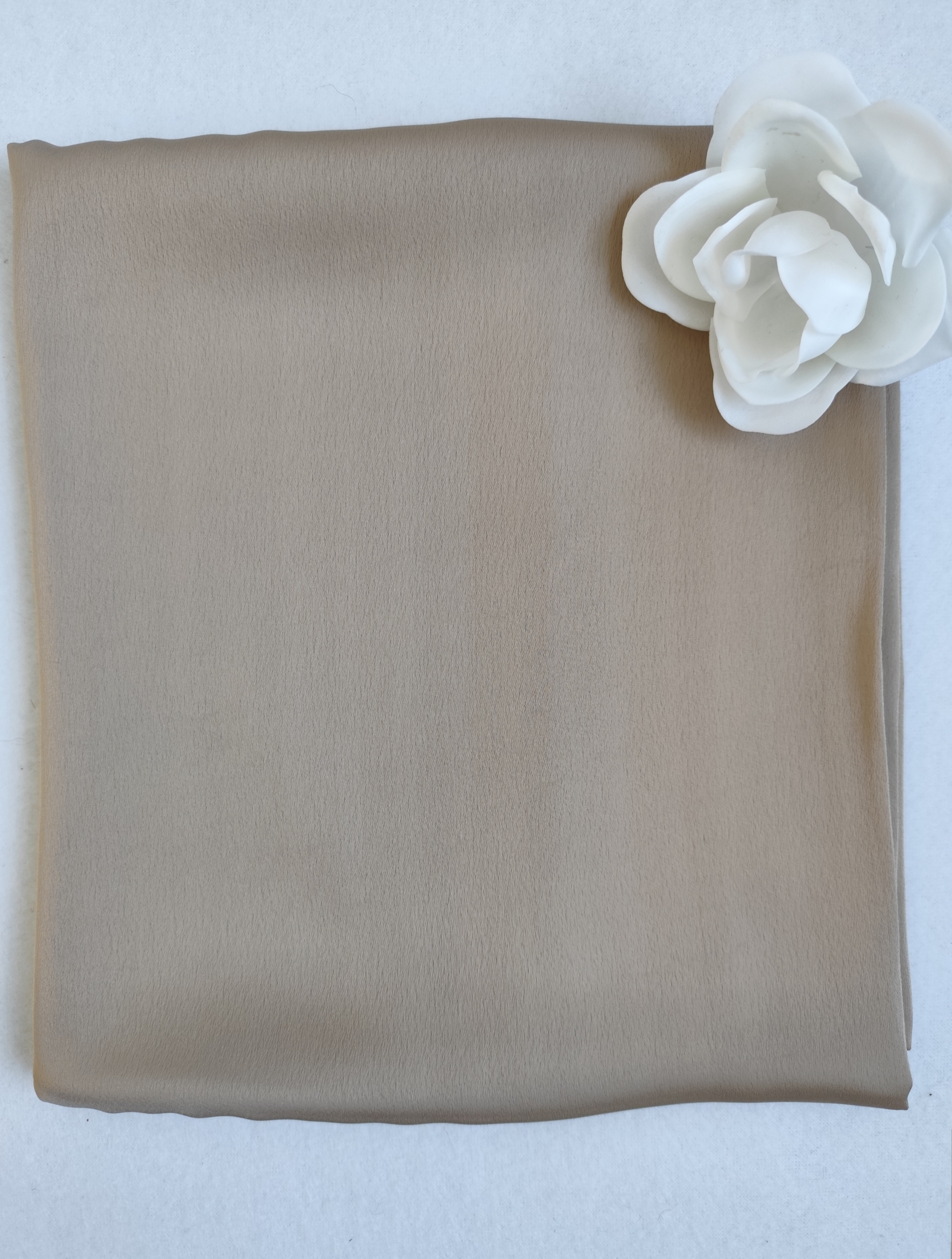 voile en satin blanc cassé