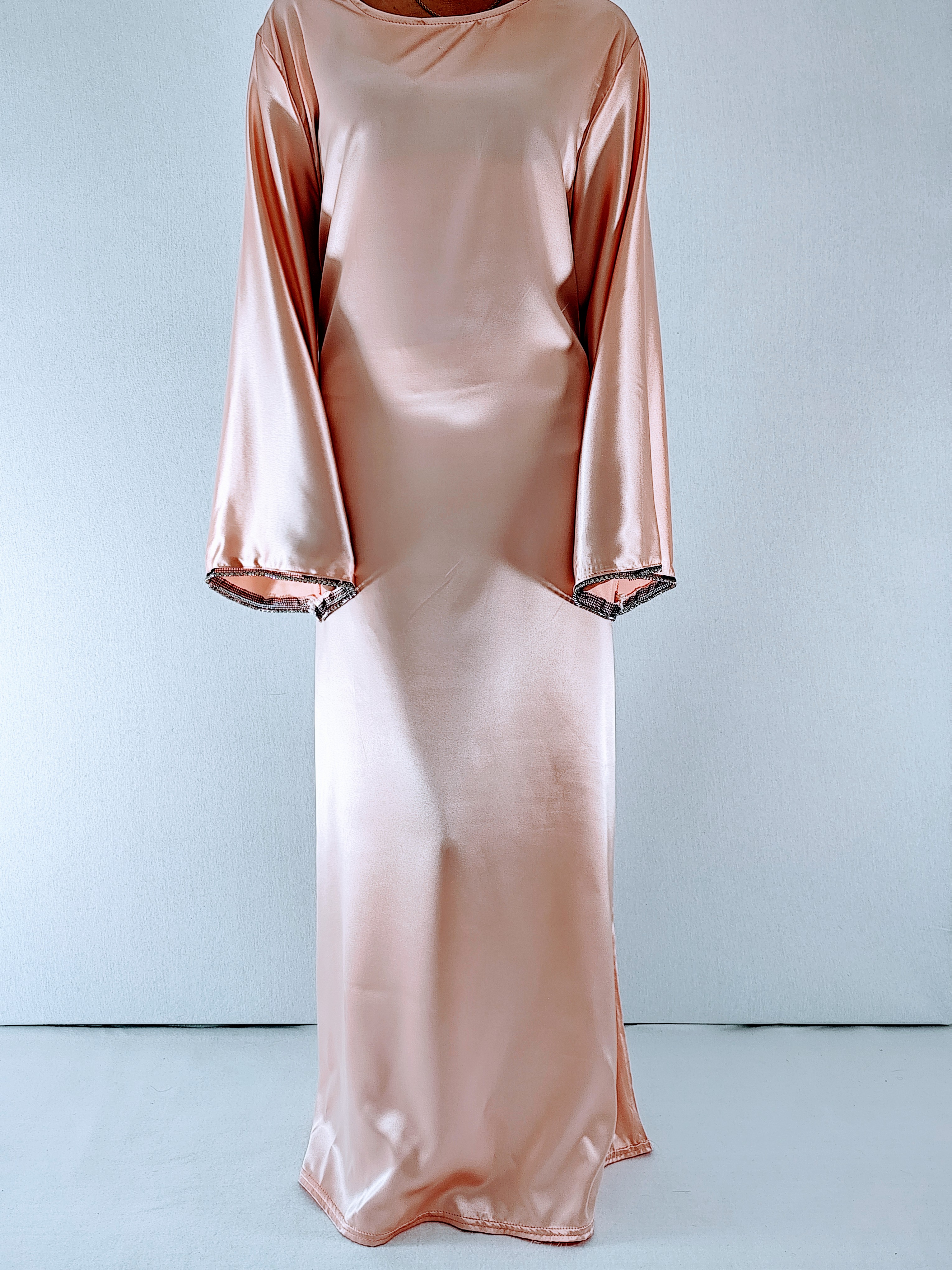 Robe a manche longue couleur rose.