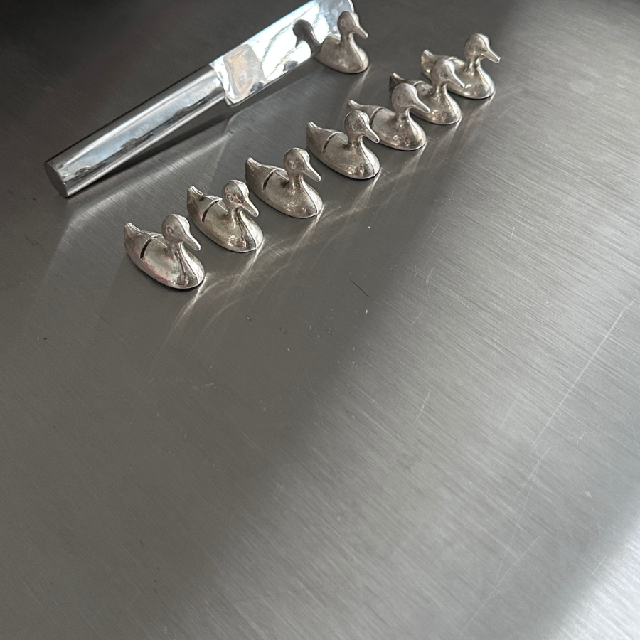 vintažinės atramos peiliams arba stalo kortelių laikikliai,
