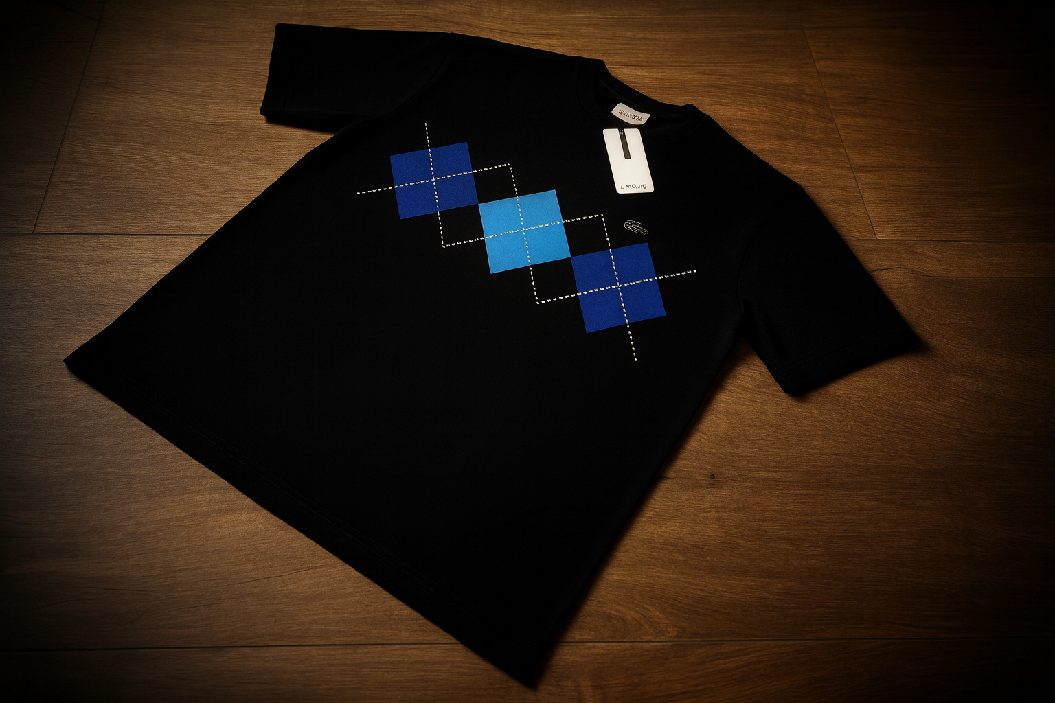 Camiseta preta com estampa geométrica