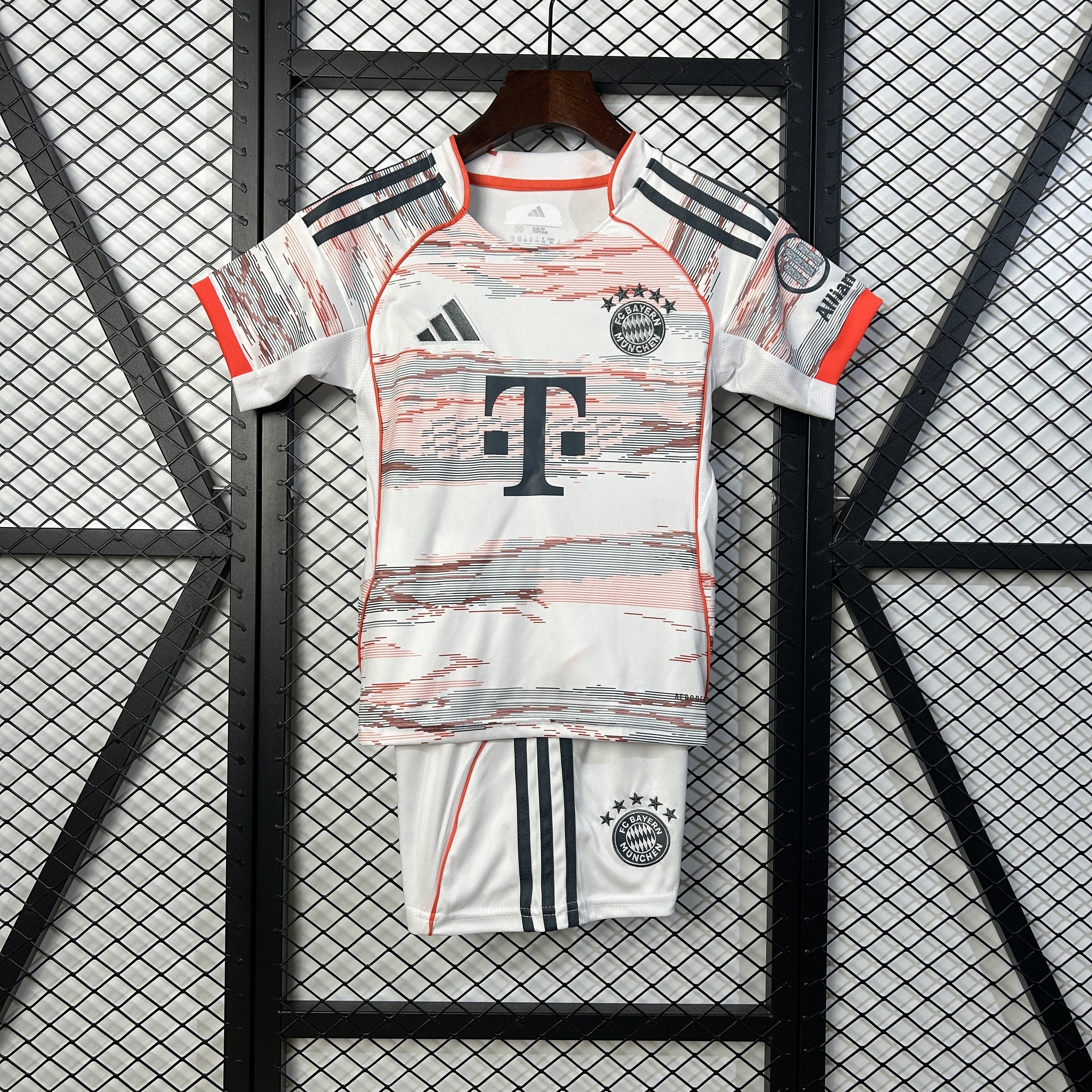 Conjunto niño Bayern Munich 2025/26 (Segunda equipación)