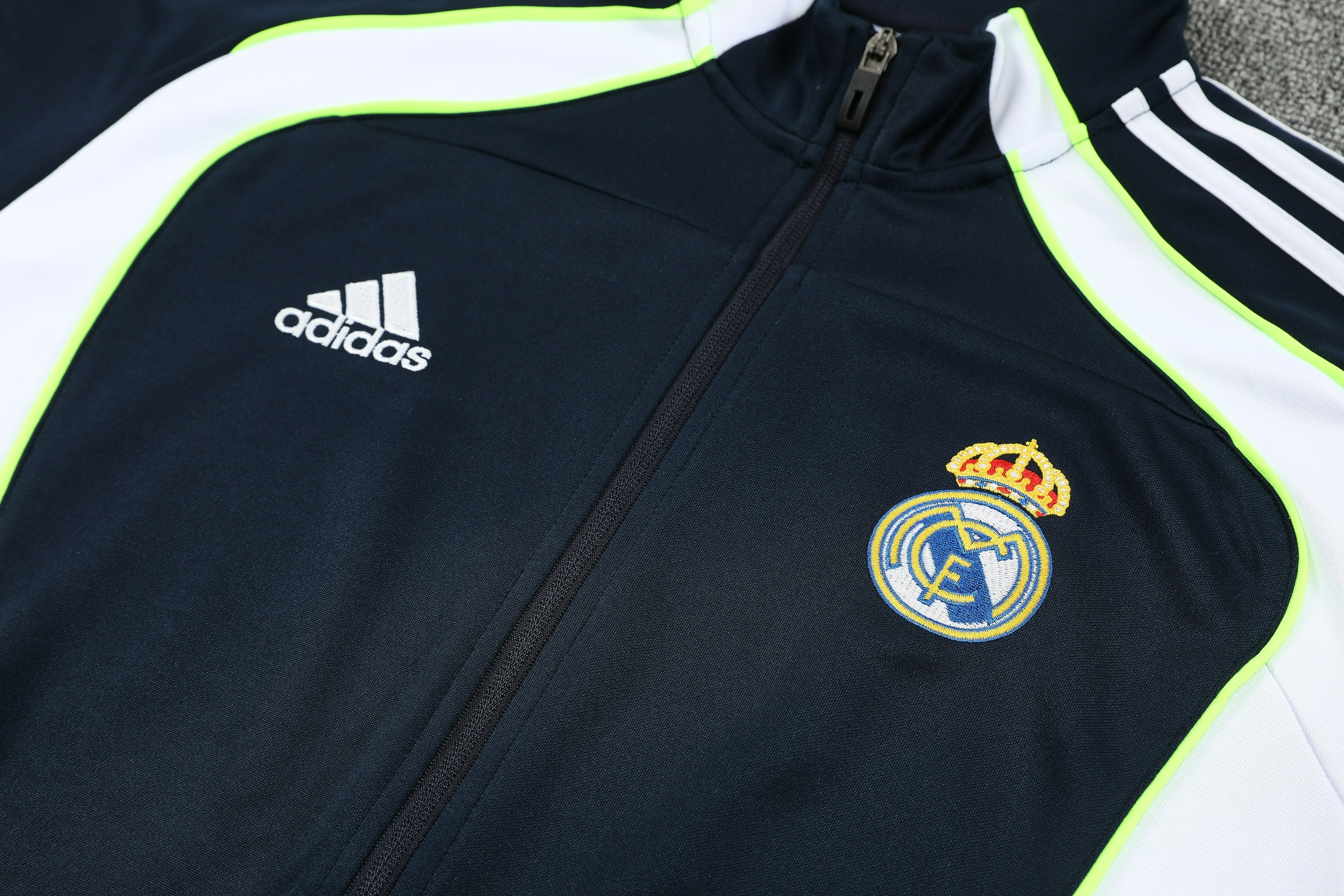 Conjunto Chandal Real Madrid 2025/26 blanco o negro