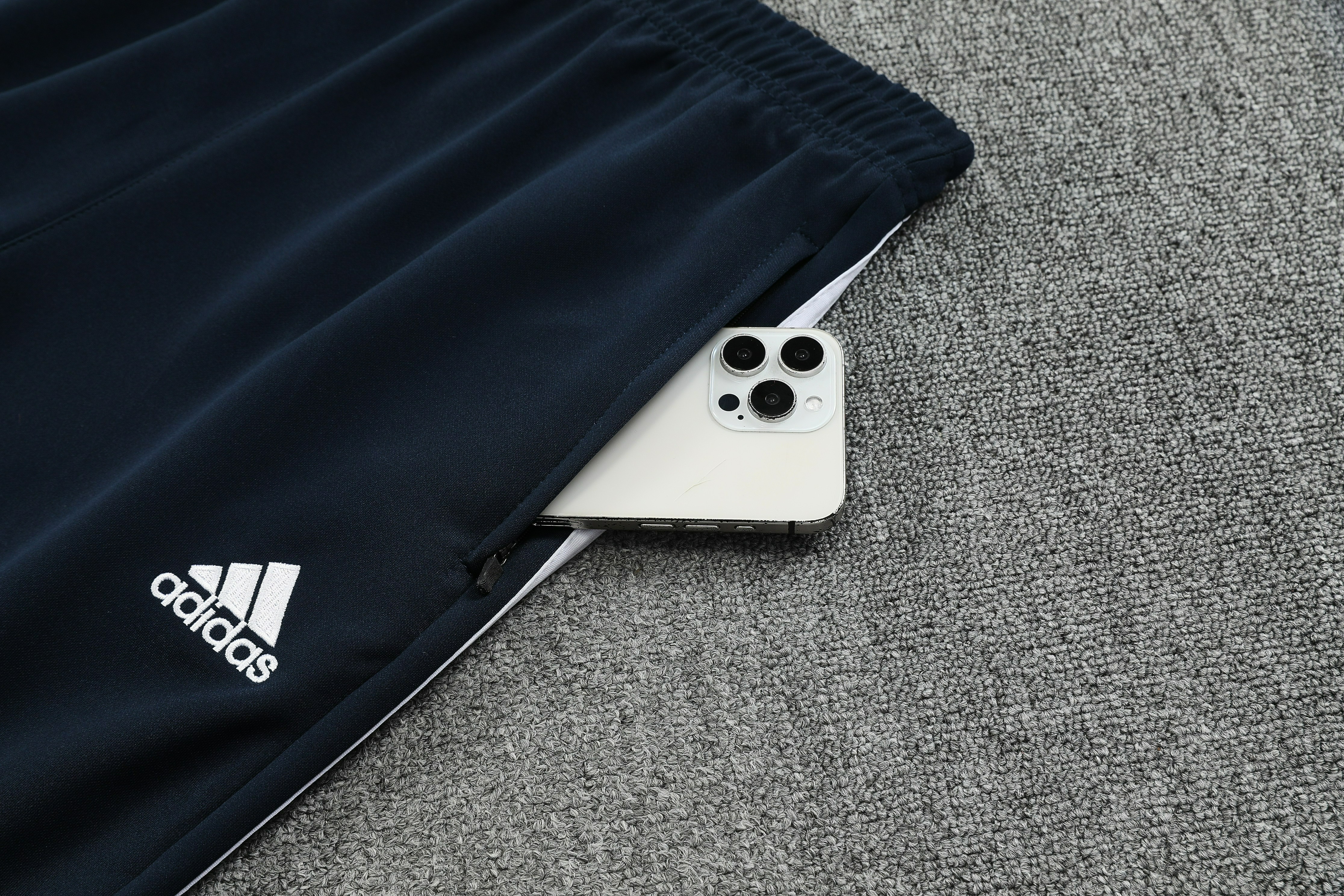 Conjunto Chandal Real Madrid 2025/26 blanco o negro