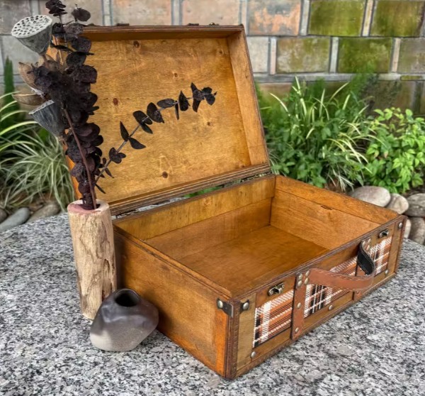 صندوق التخزين الخشبي العتيق 