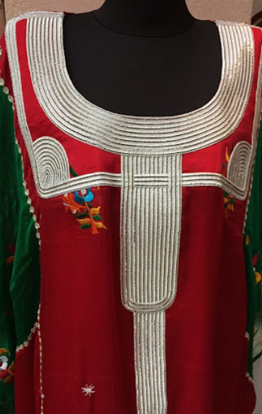 ثوبًا تقليديًا إماراتيًا مُزيّنًا بتطريز التلي الأصيل