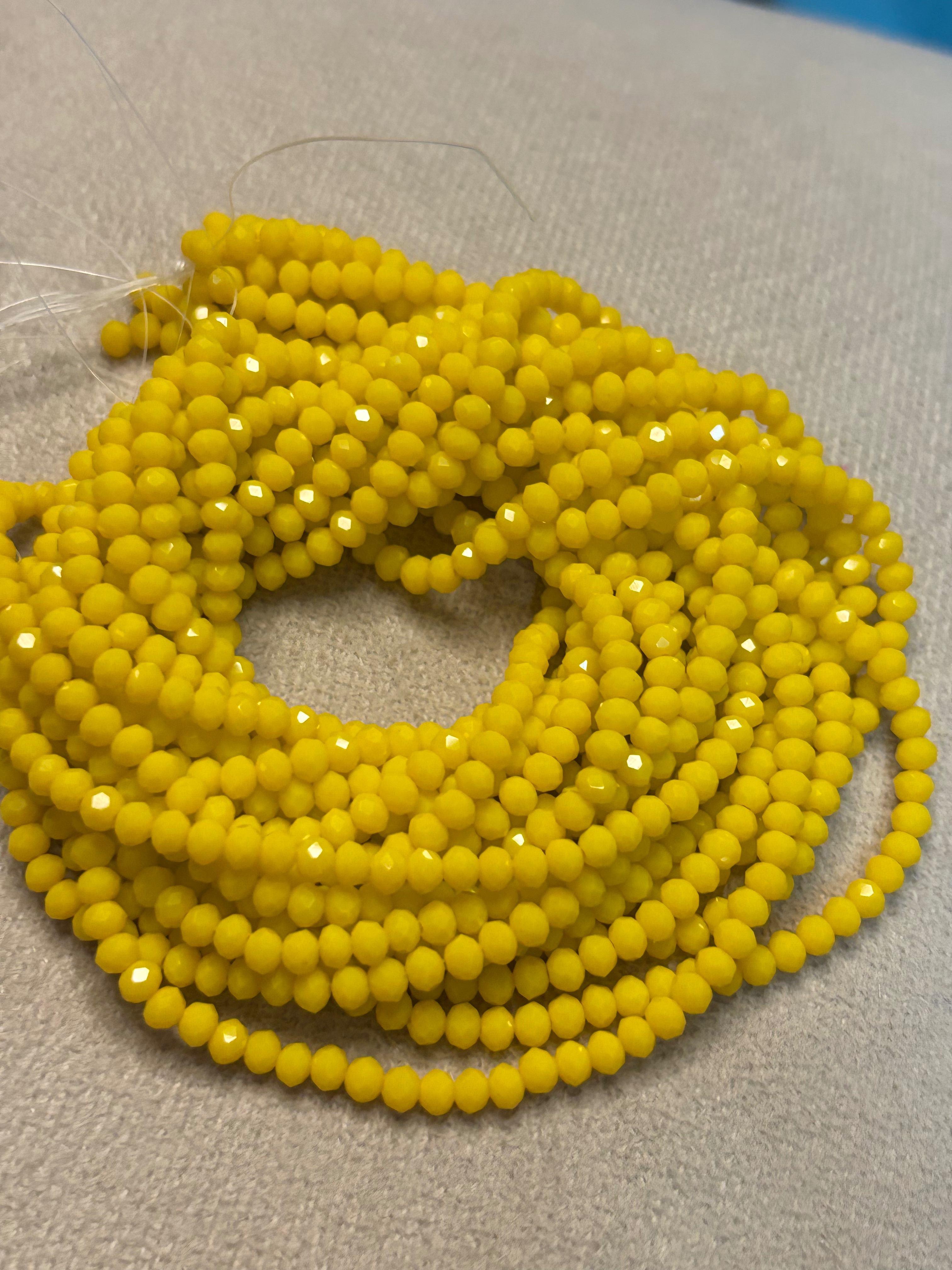 Cuentas de cristal amarillo