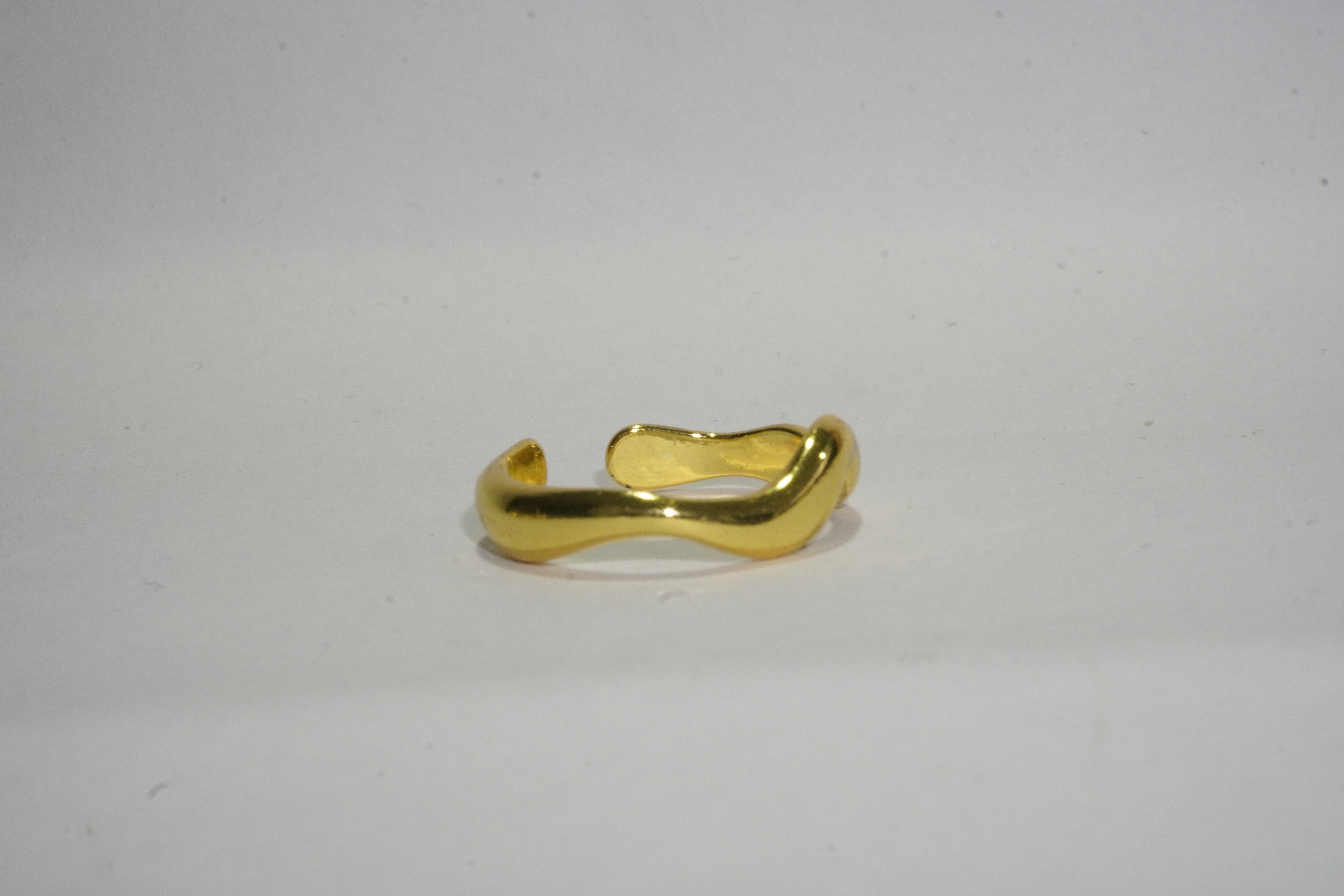 Anillo ondulado dorado 