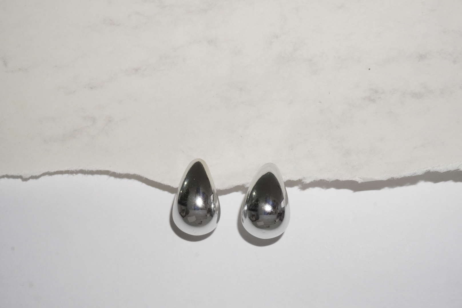 Aretes gota G plateados