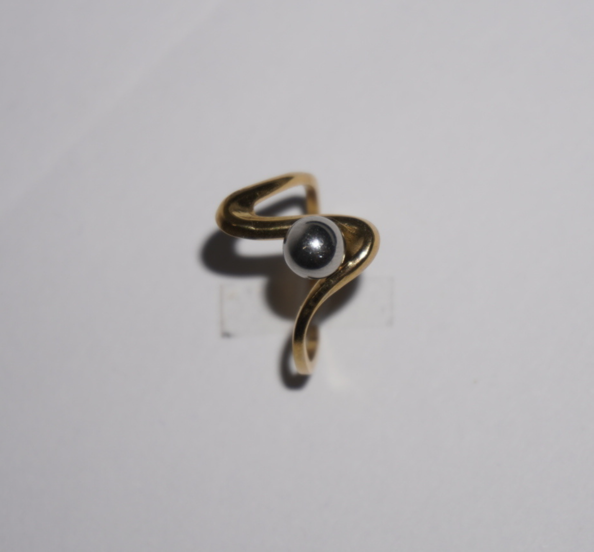 Anillo bicolor con bolita plata