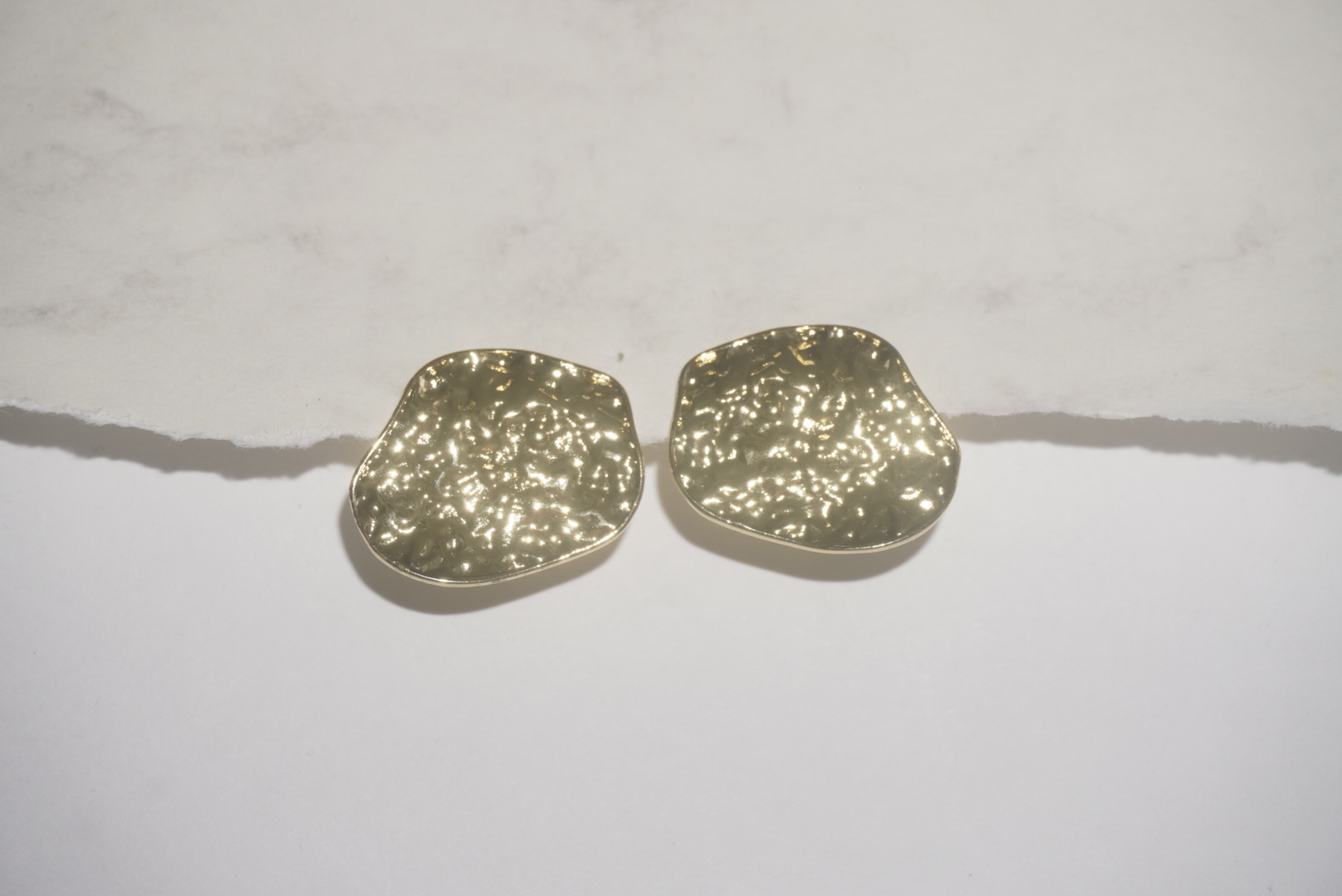 Aretes asimétricos tipo papel arrugado 