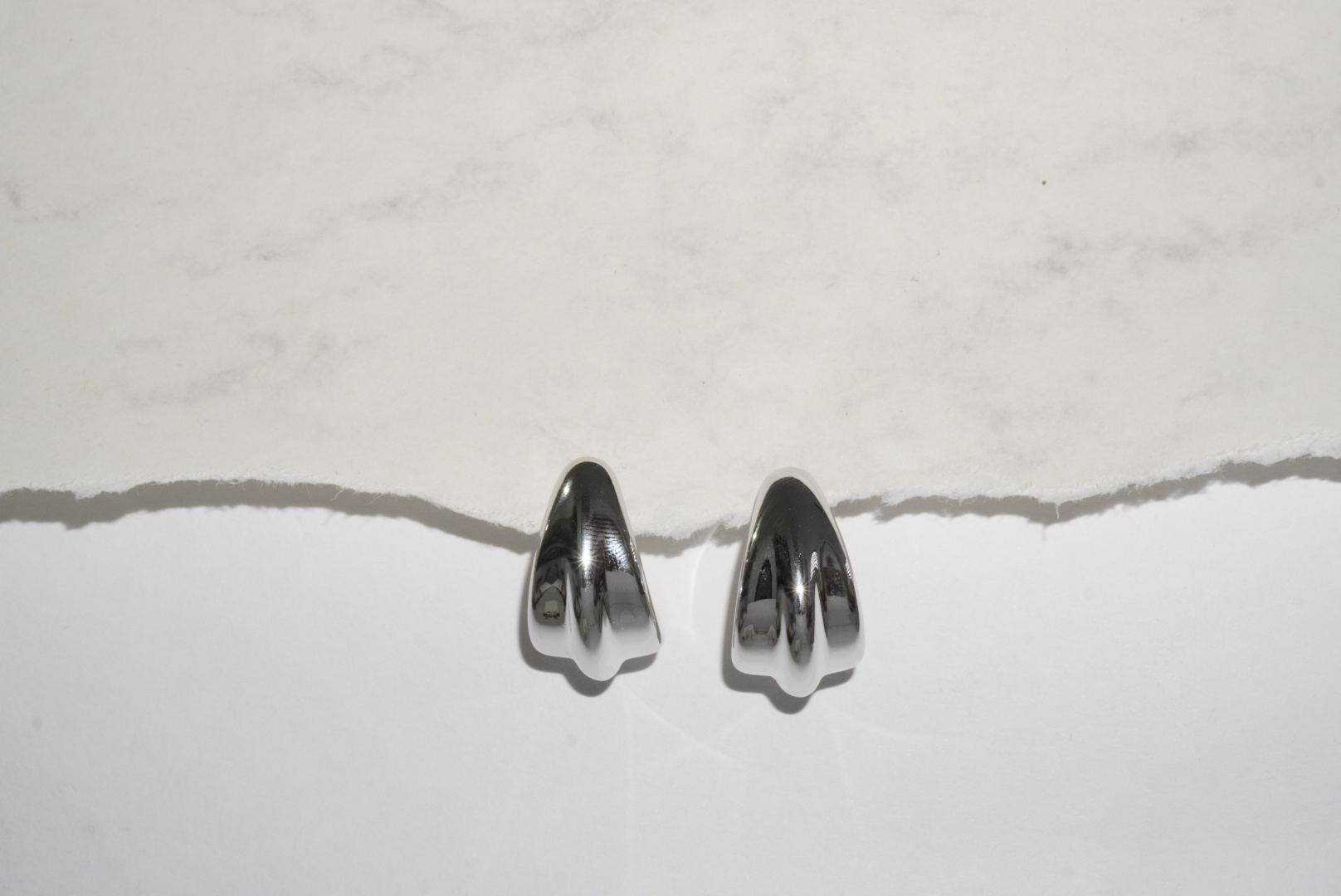 Aretes tipo gota de garra plateado