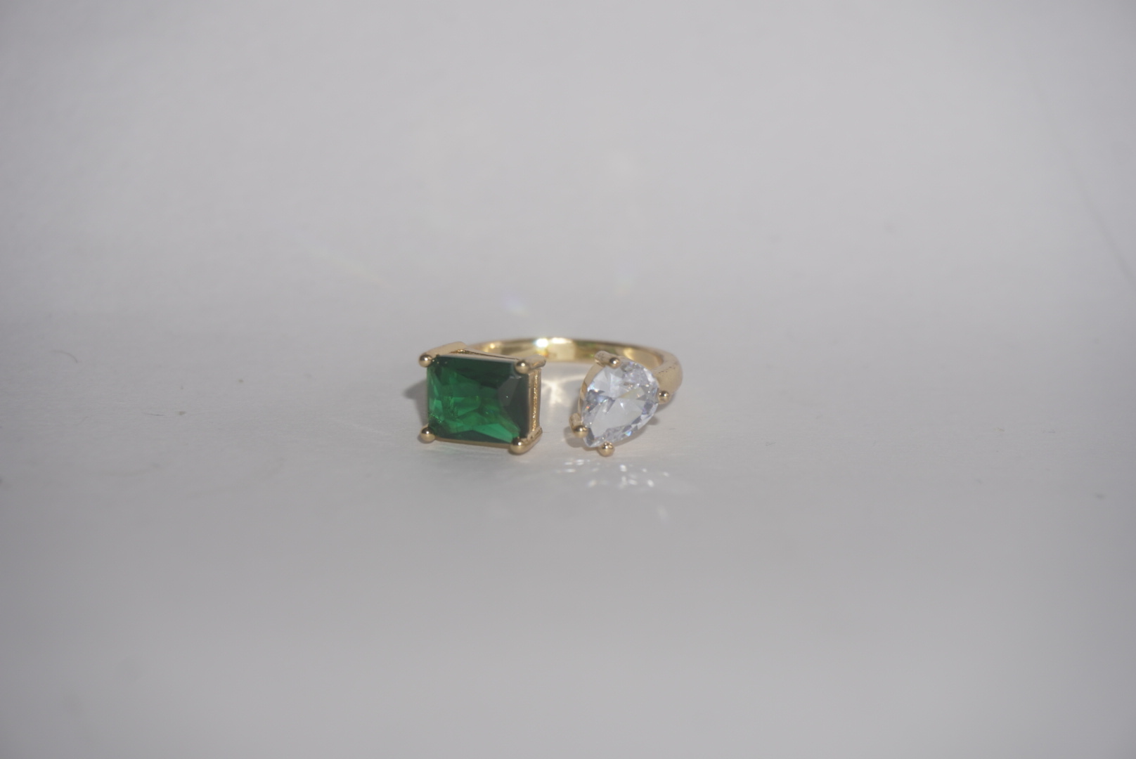 Anillo ajustable dorado con piedra verde y piedra brillante ovalada