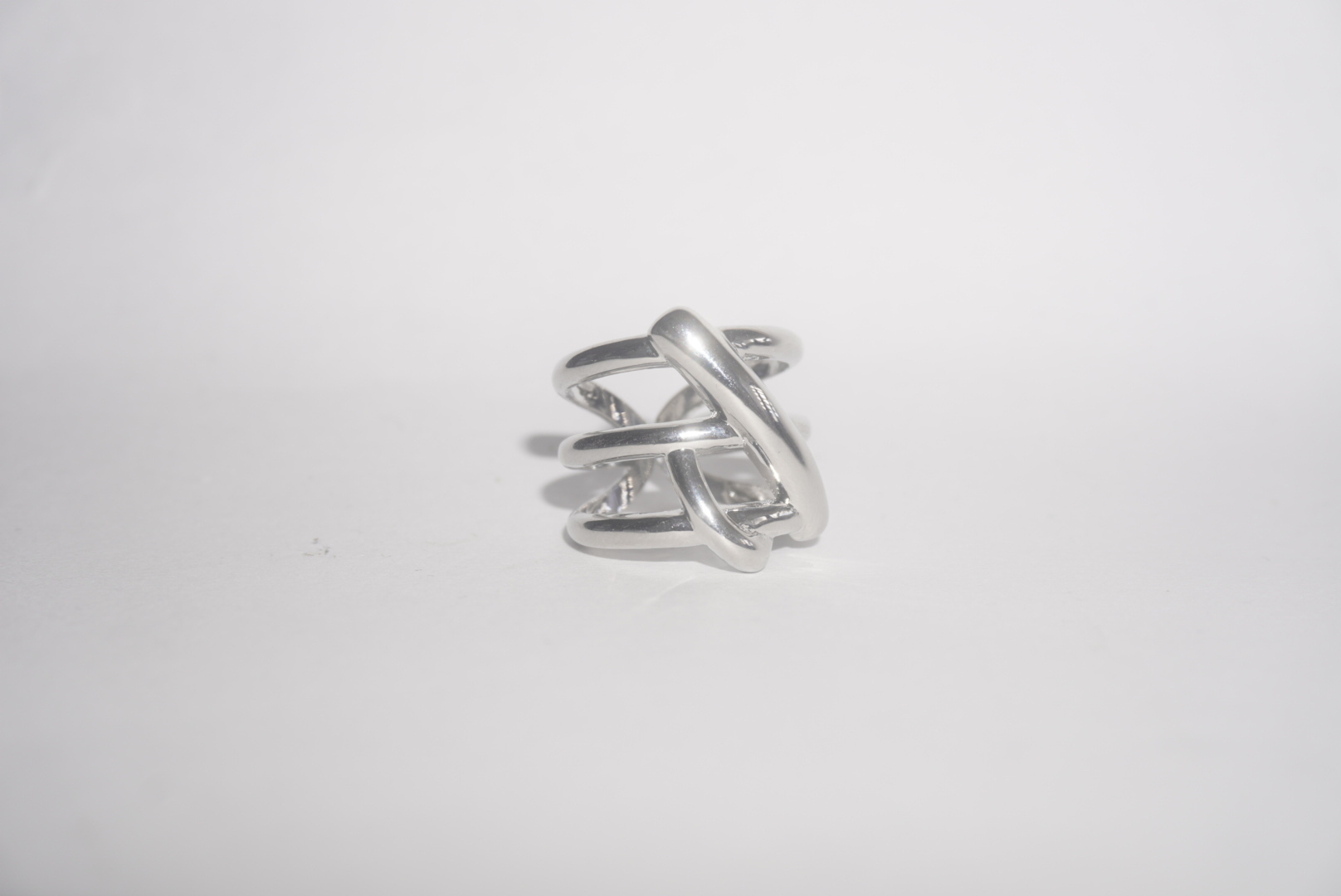 Anillo ajustable círculos entrelazados plateado 