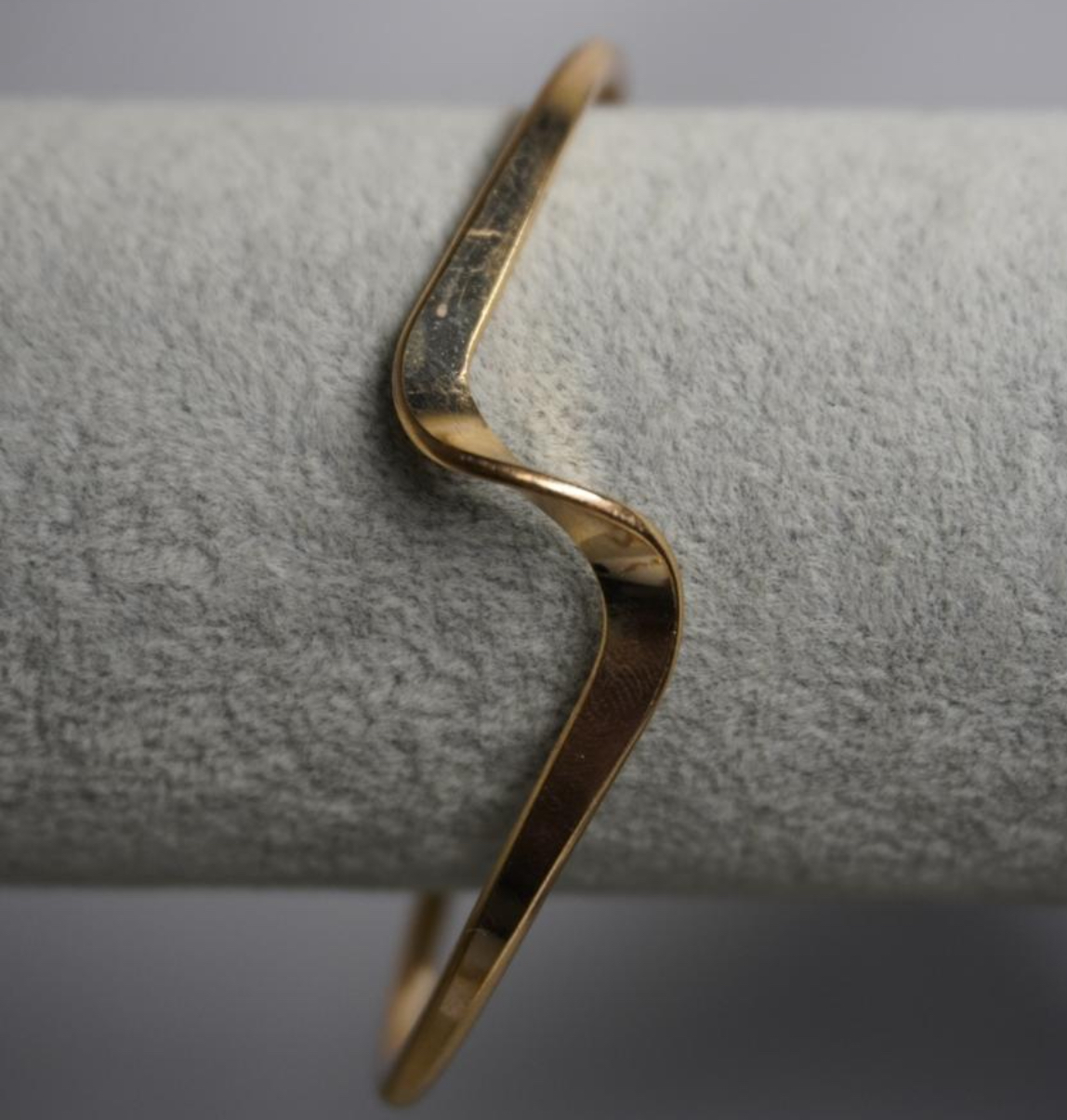 Pulsera asimétrica dorada