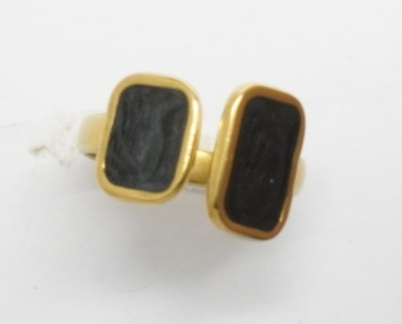Anillo abierto negro de cuadrados