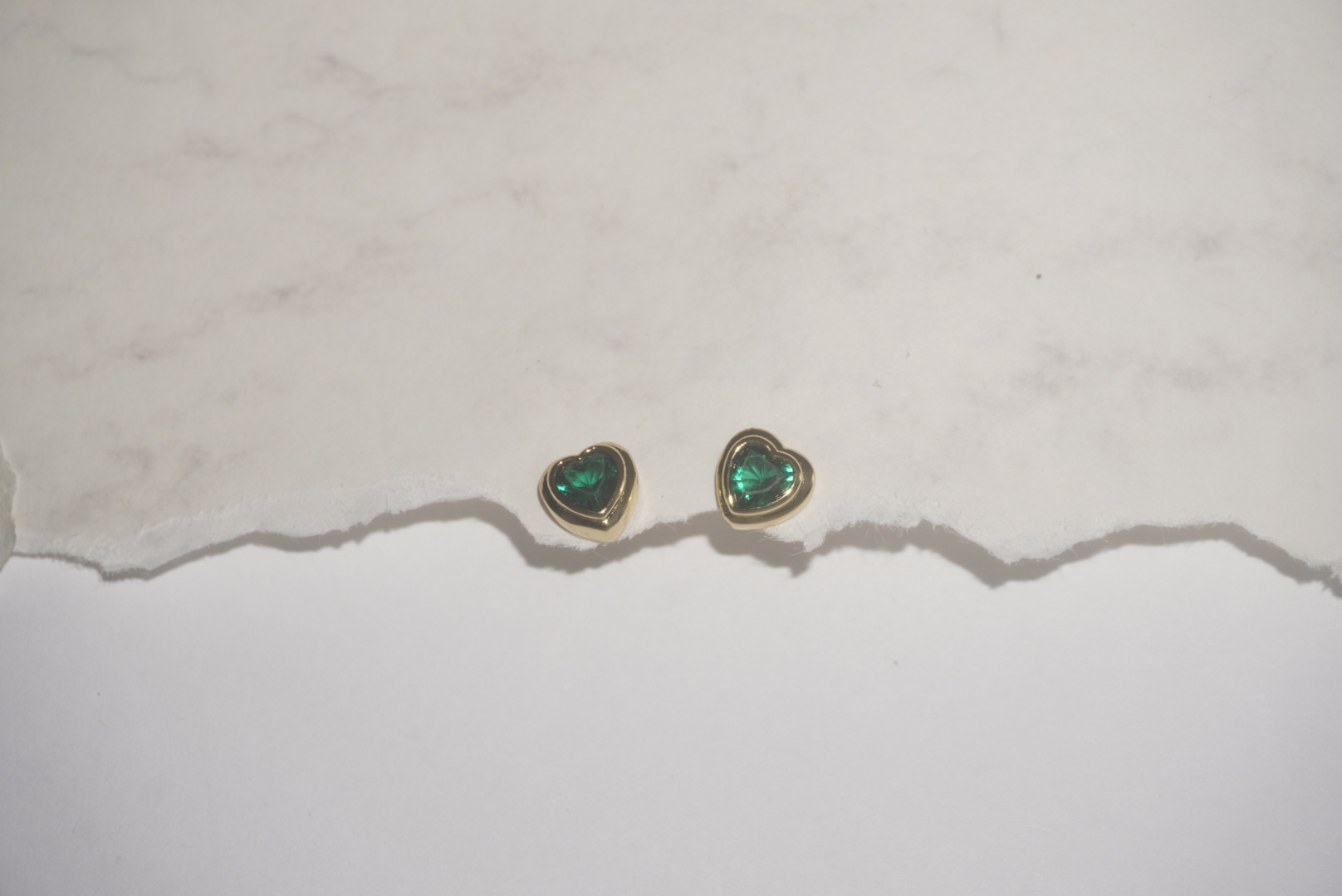 Aretes de Corazón Verde con Dorado