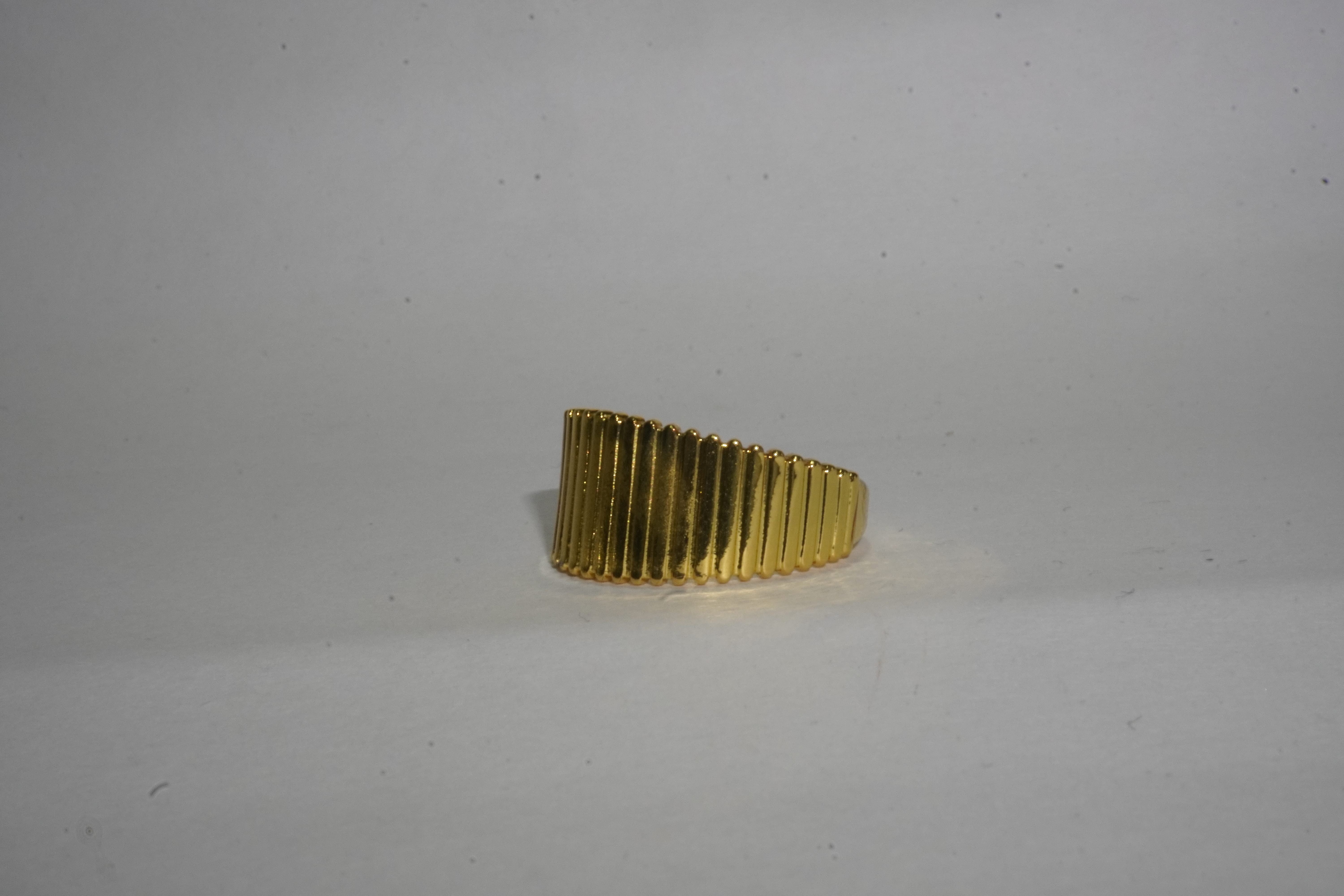 Anillo dorado lineas verticales