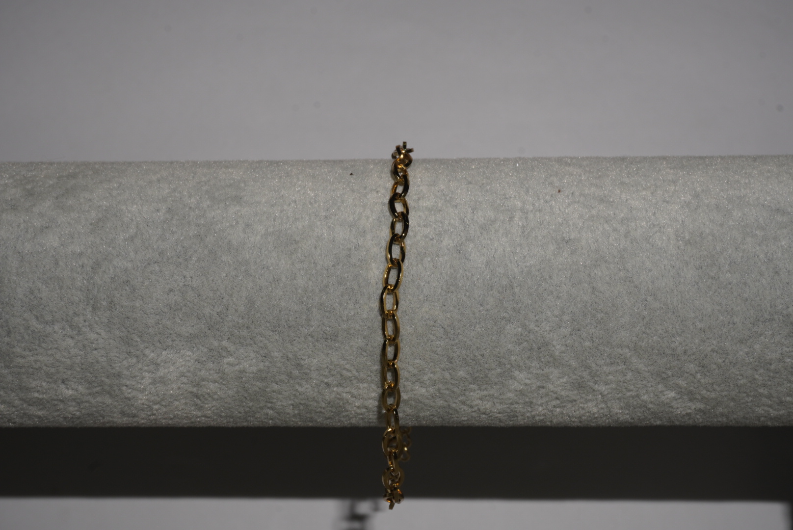 Pulsera dorada tipo cadena