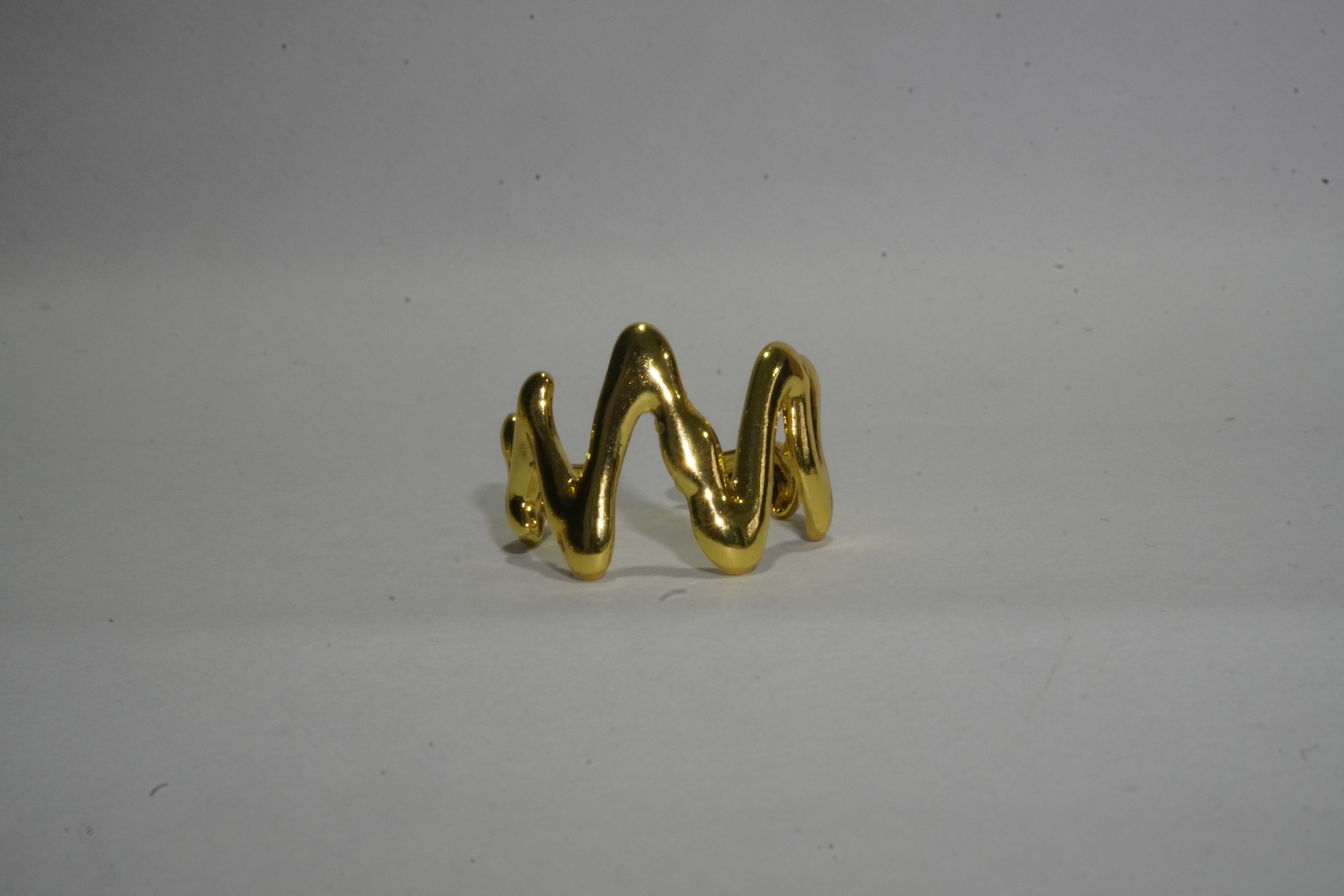 Anillo dorado zigzag irregular 
