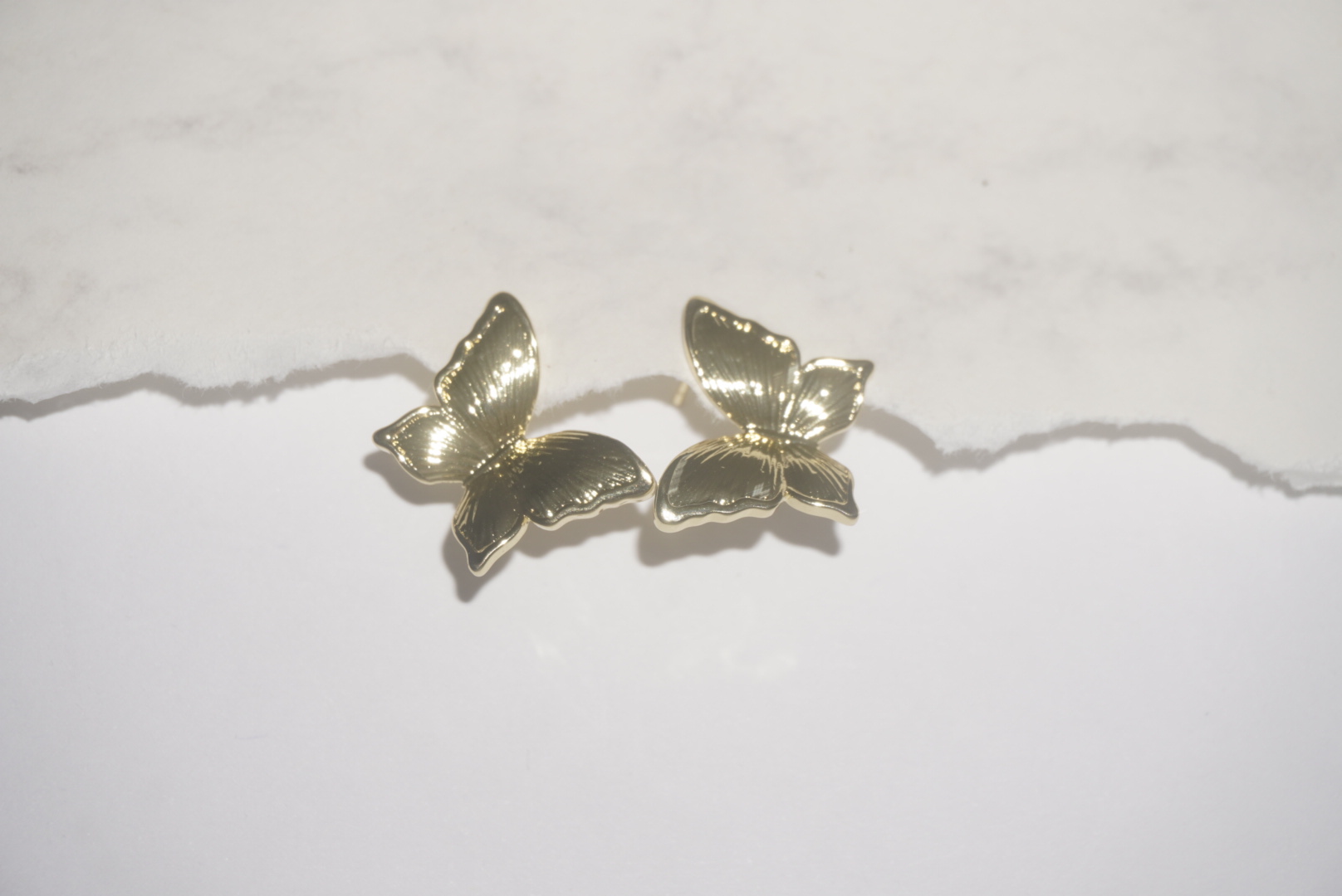 Aretes mariposa dorada grande 