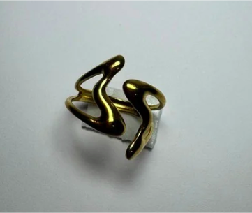 Anillo dorado con corazones asimétricos