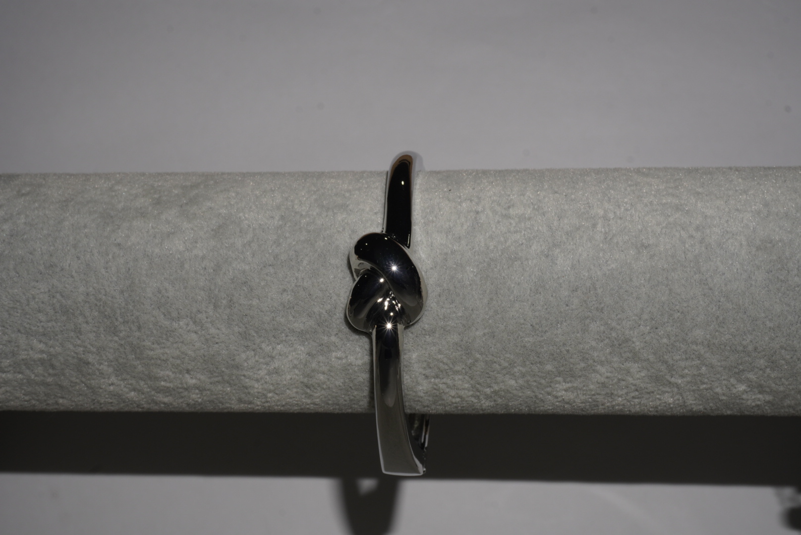 Pulsera plateada rígida con nudo