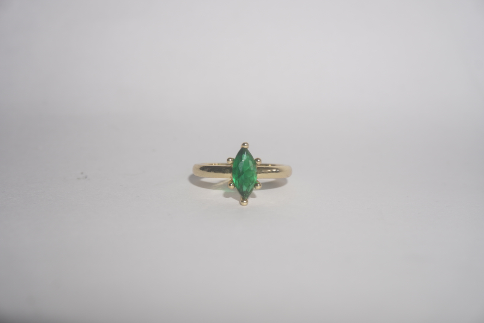 Anillo ajustable con piedra verde ovalada