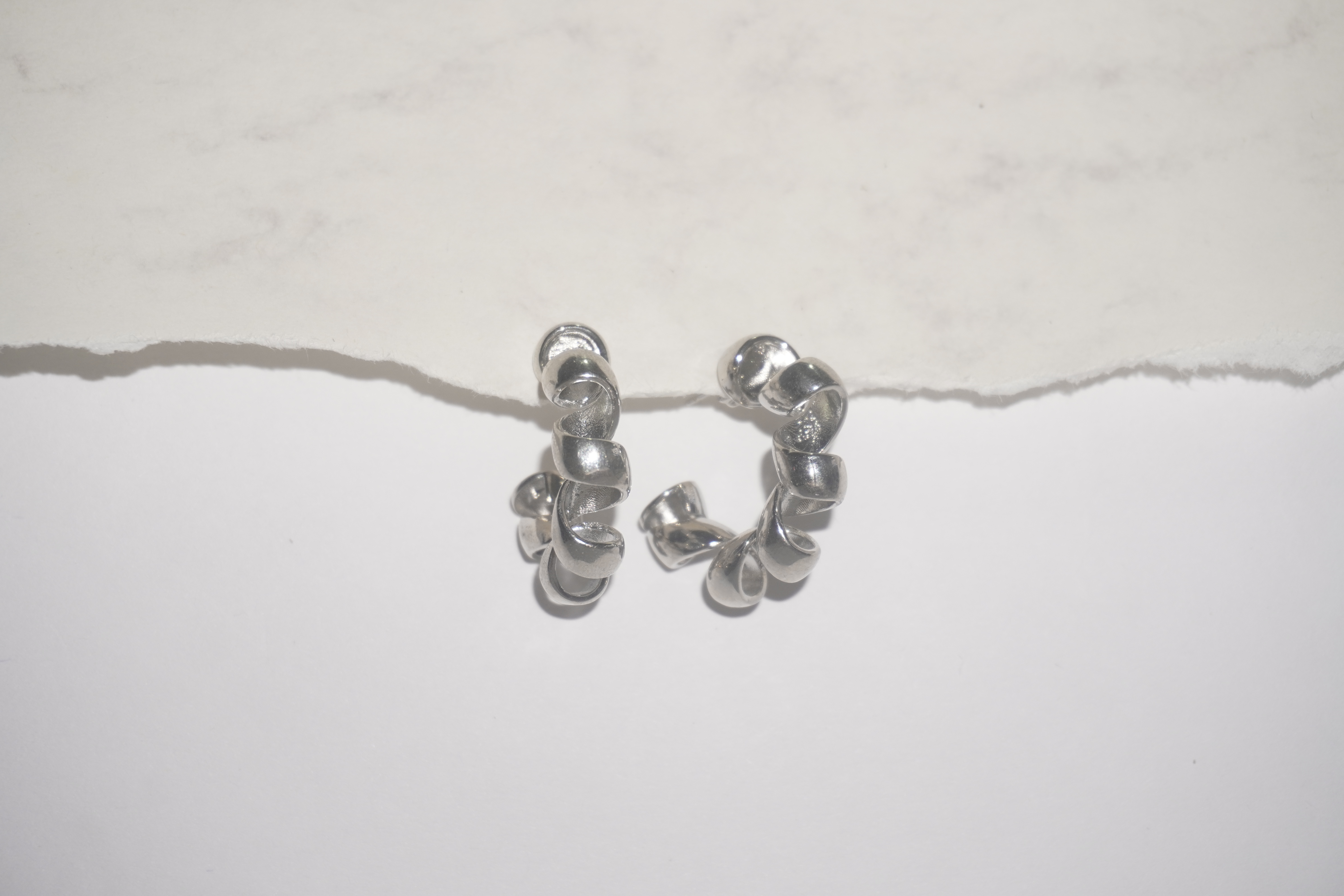 Aretes plateados circulo envuelto en espiral