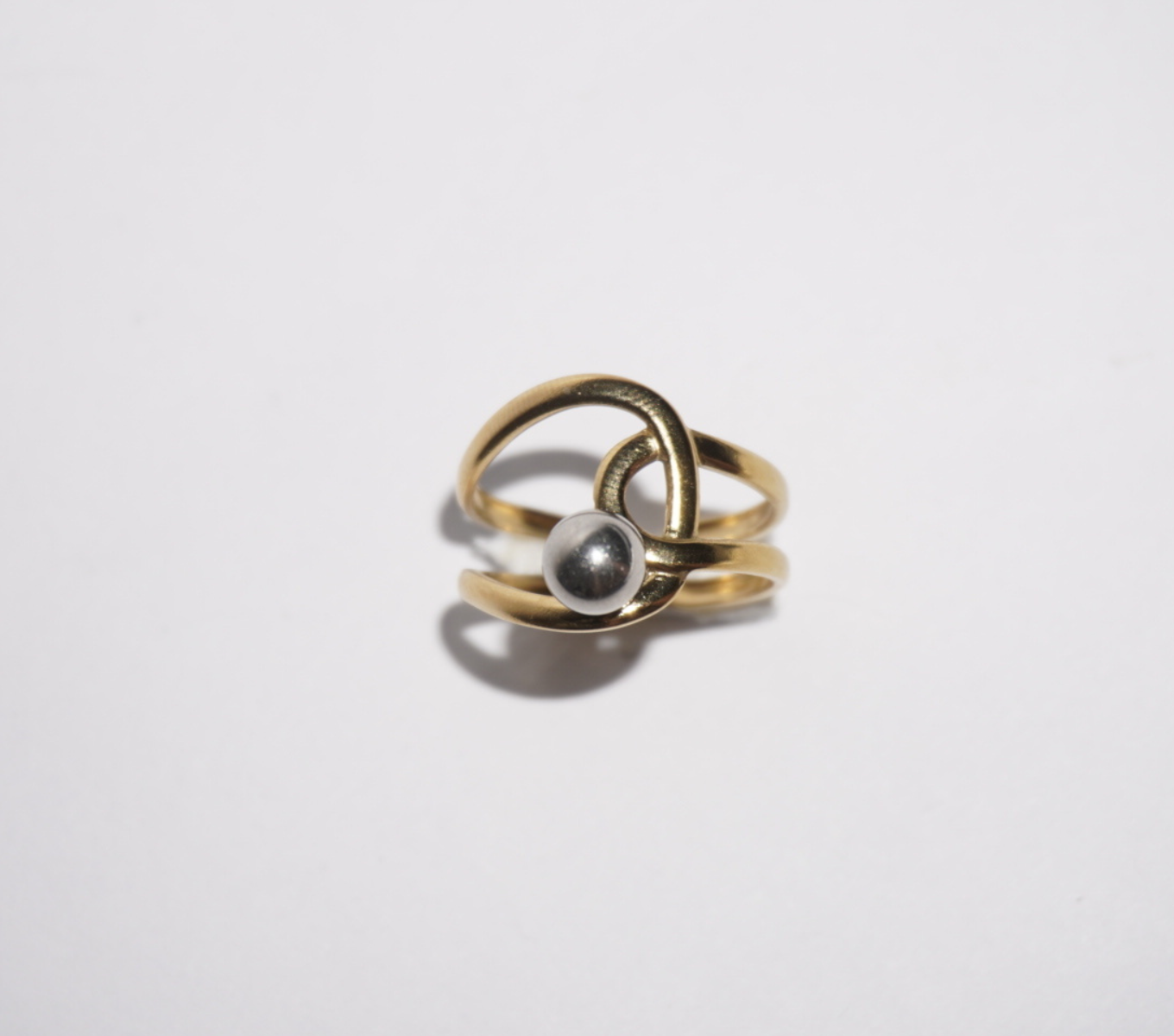 Anillo bicolor con bolita plata