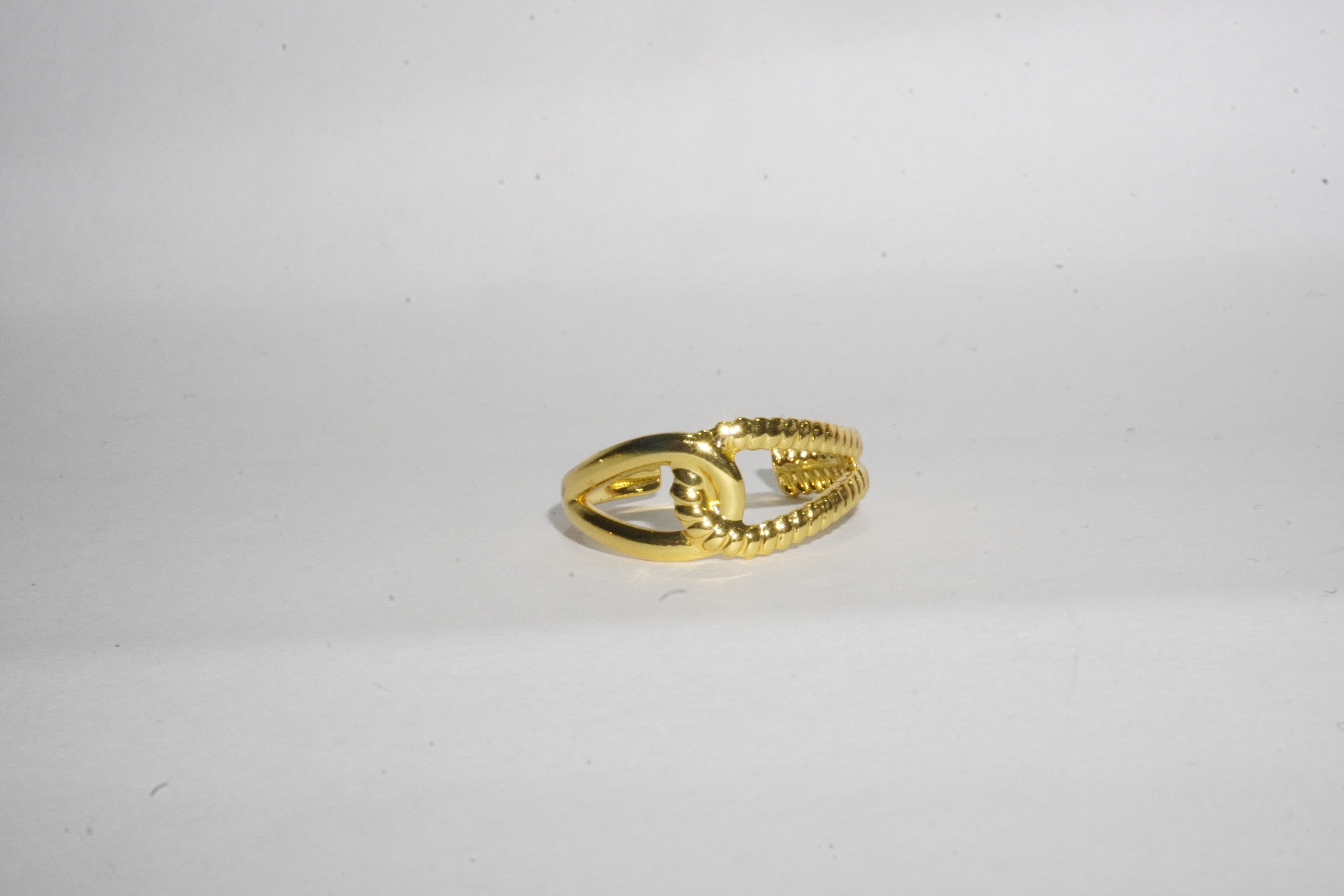 Anillo dorado tipo cuerda entrelazada