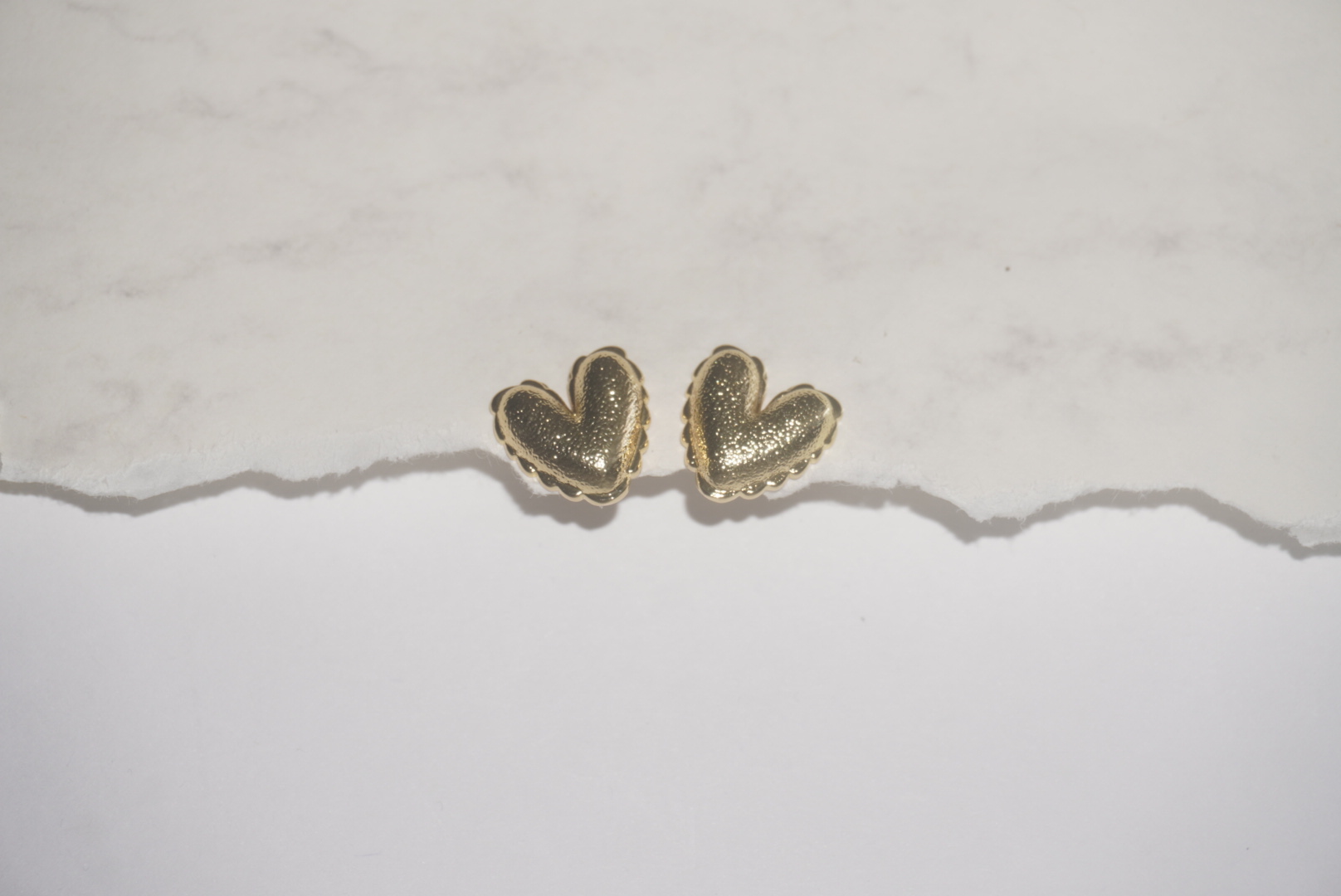 Aretes corazon rugoso