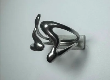 Anillo de dos corazones asimétricos